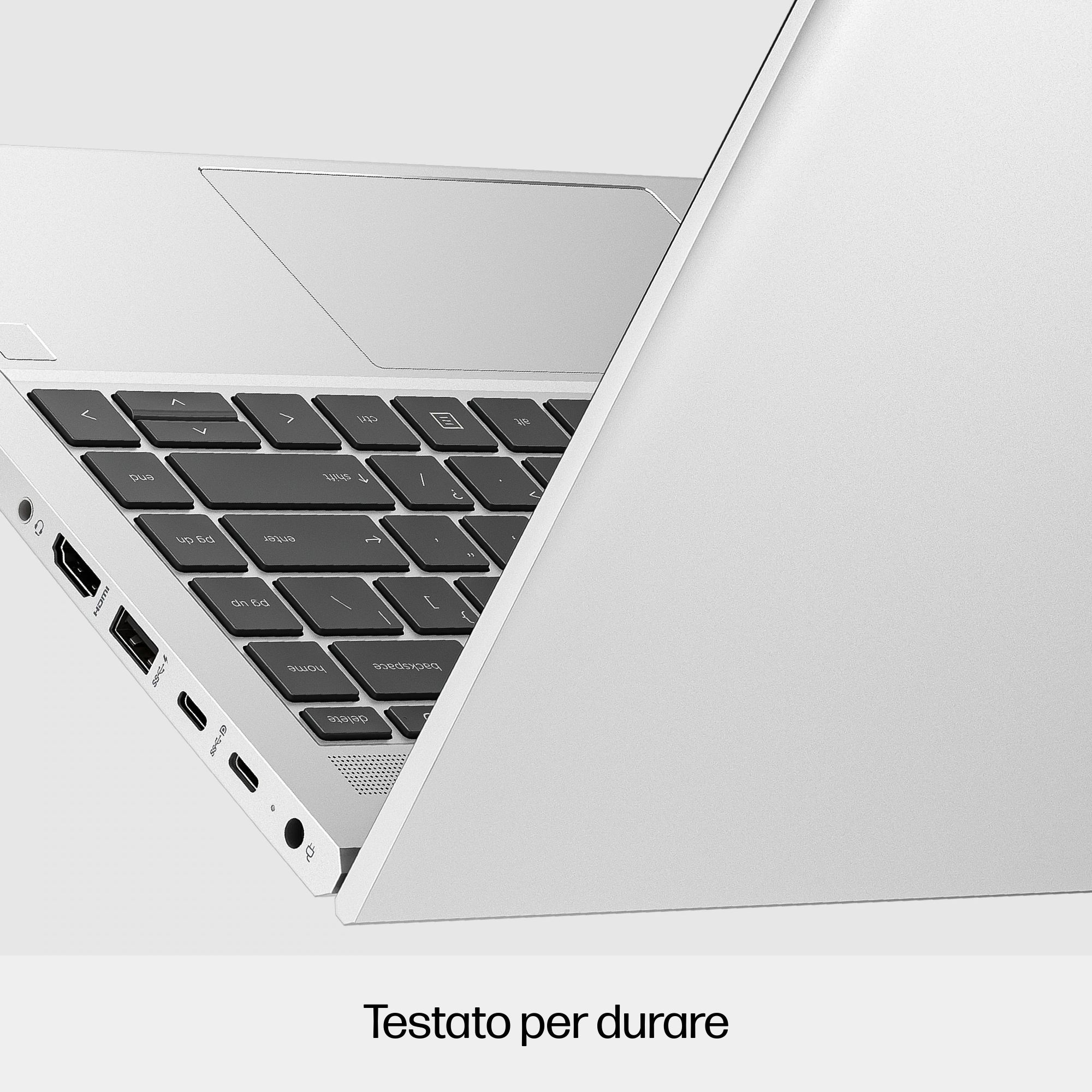 Laptop con tastiera visibile, parzialmente aperto. Sfondo bianco, testo sotto.