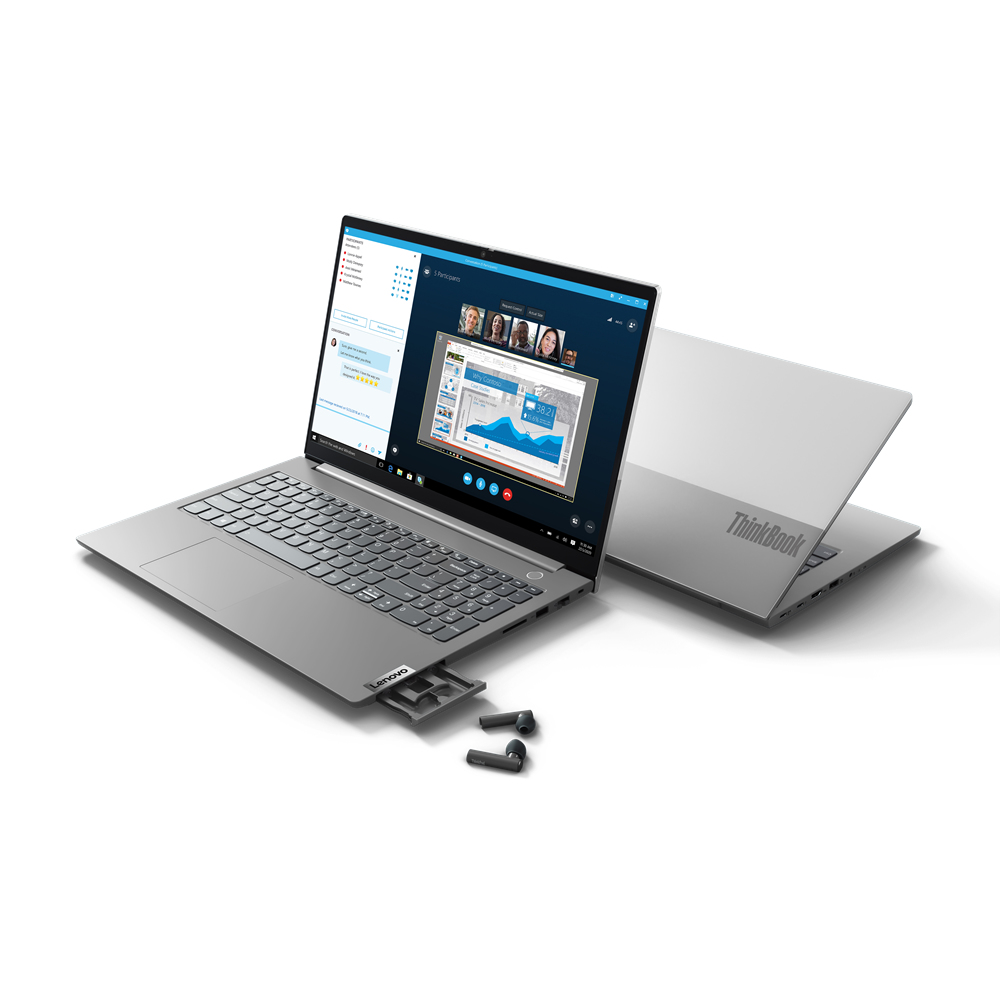 Laptop argento con videochiamata sullo schermo e secondo laptop su superficie bianca.