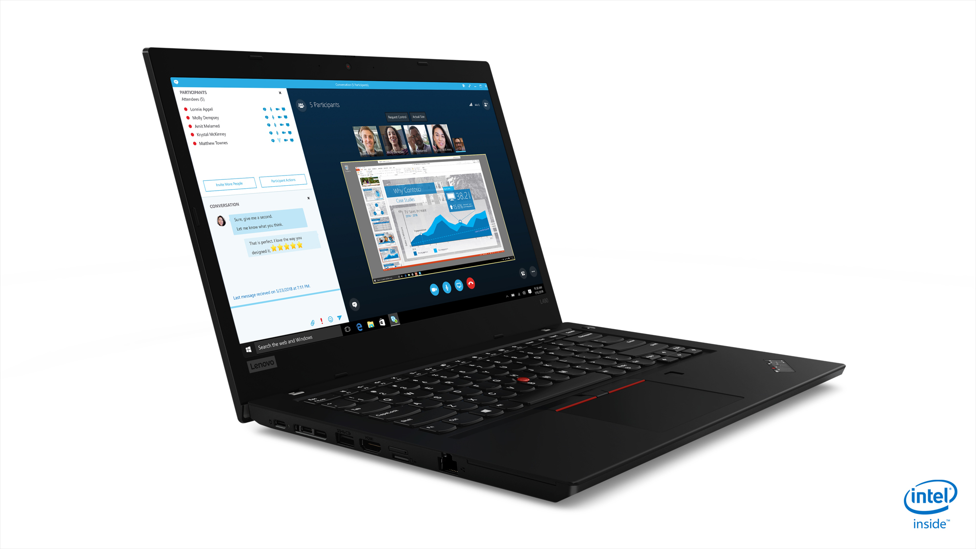 Laptop nero con videochiamata sullo schermo, con partecipanti e grafici.