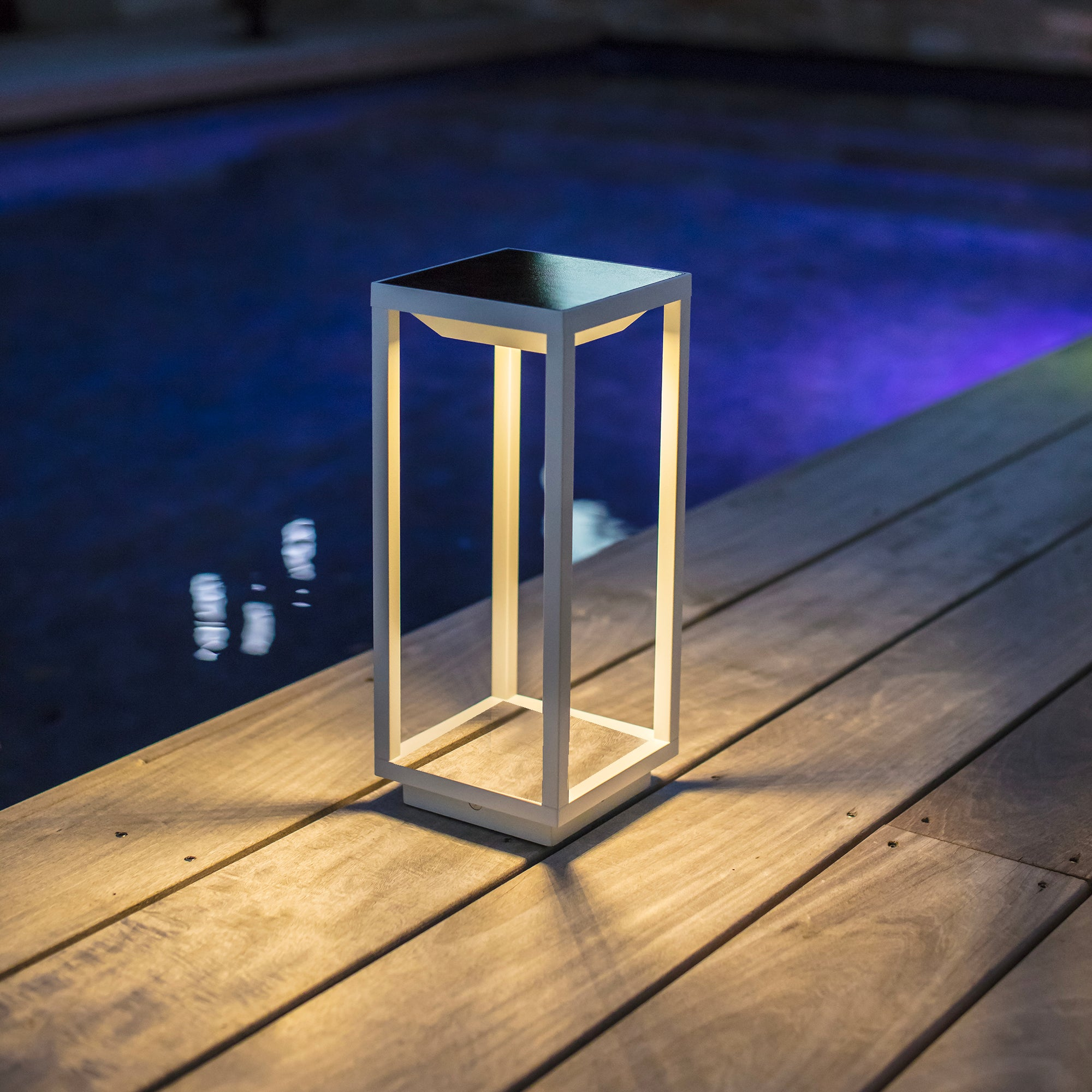 Outdoor-Weißlicht mit Pool im Hintergrund. Quadratisches Design.