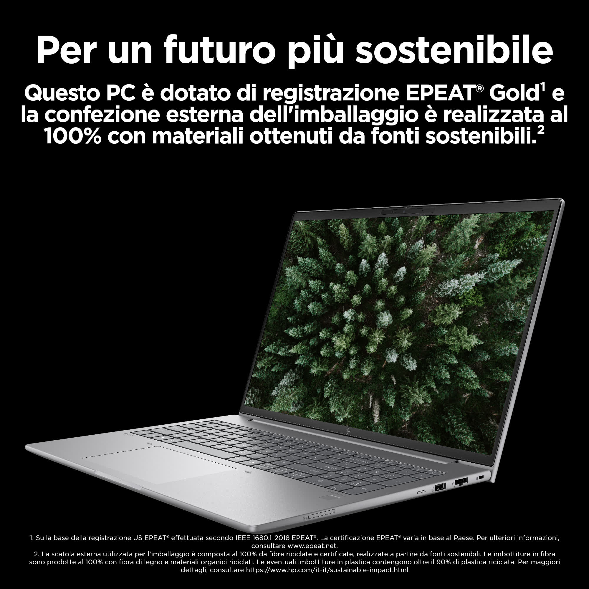 Laptop argento su superficie nera, schermo con immagine foresta. Testo sopra il laptop.