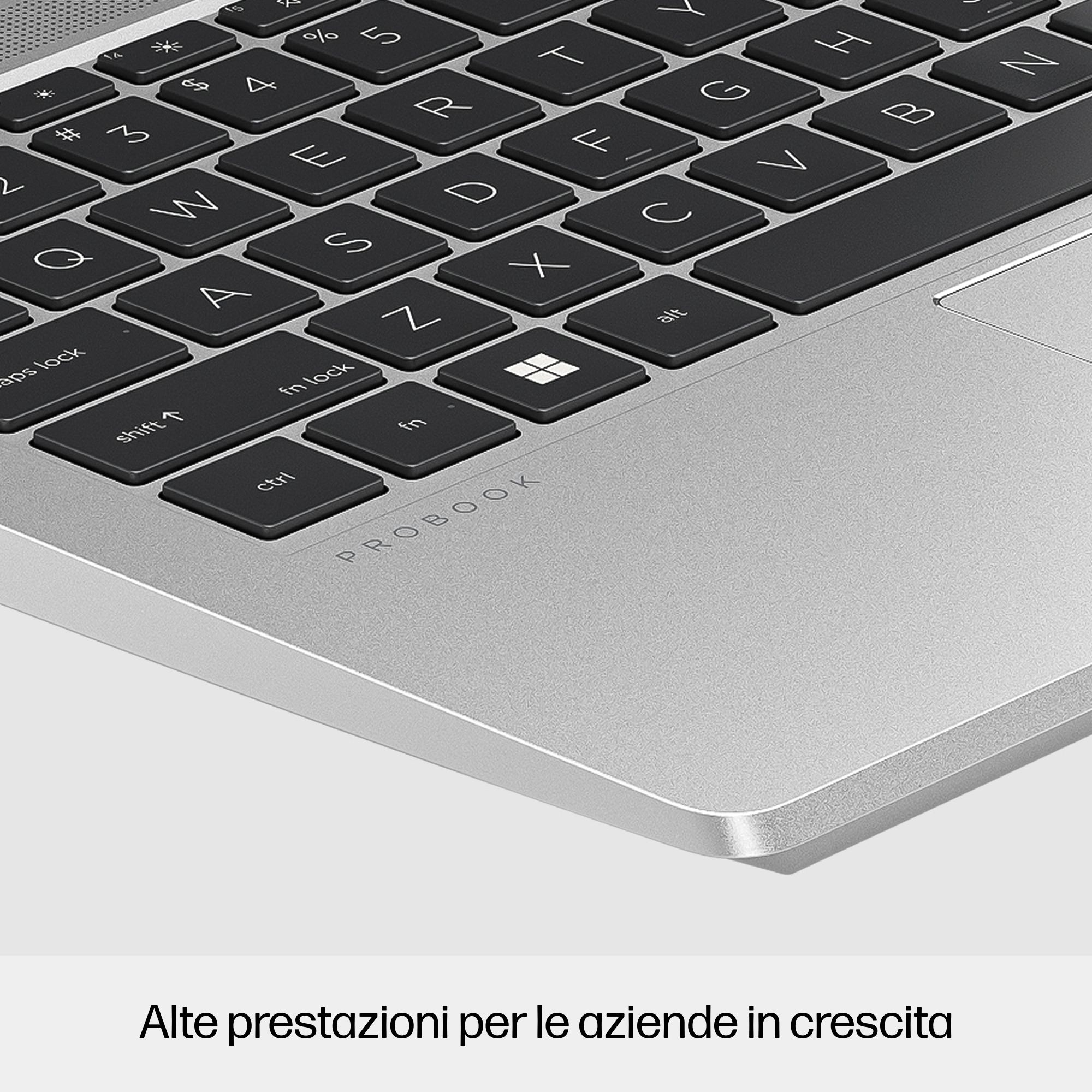 Primo piano di una tastiera per laptop. La parola PROBOOK è visibile sul telaio.