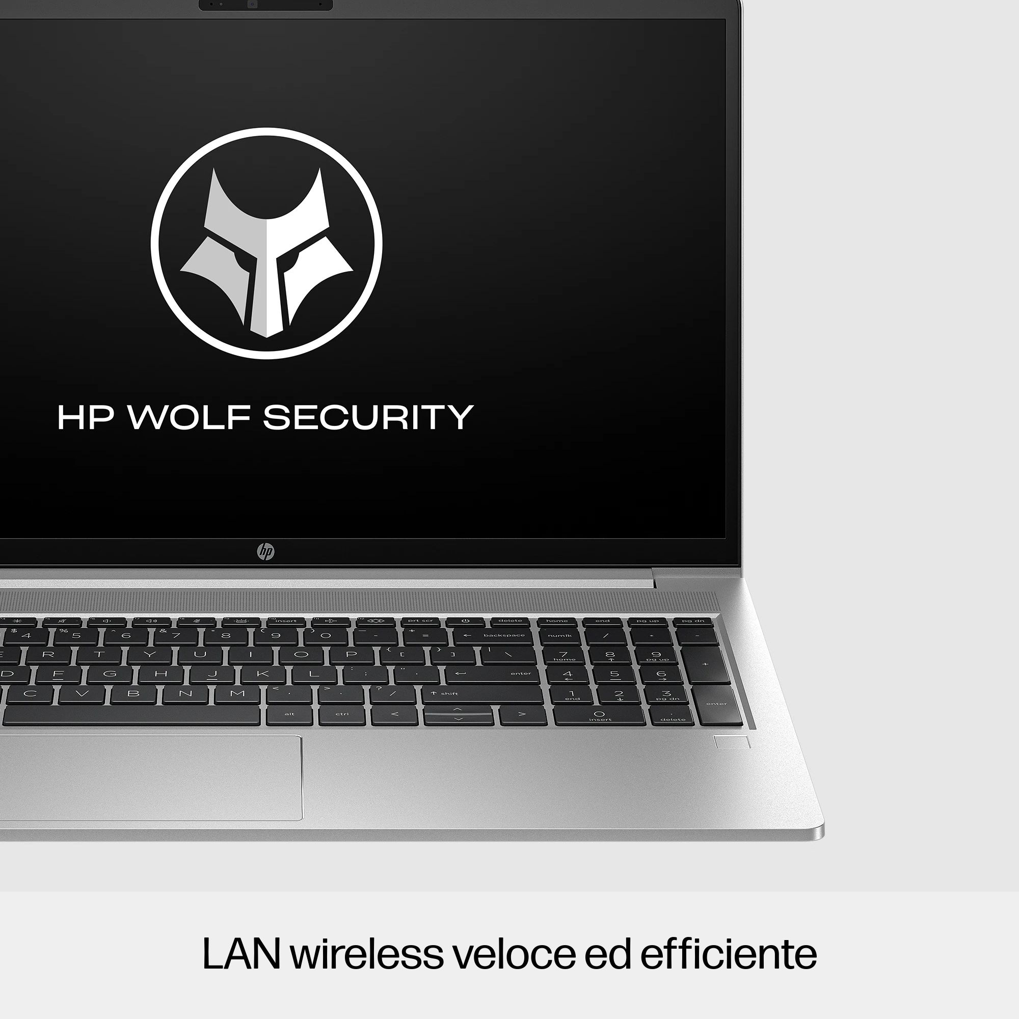 Schermo del laptop con logo HP Wolf Security. Sfondo bianco.