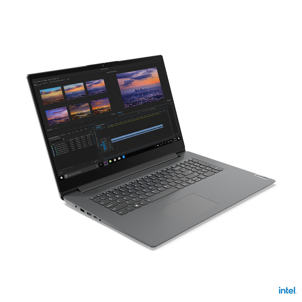 Laptop grigio, aperto, mostra interfaccia di editing video. Sfondo bianco.