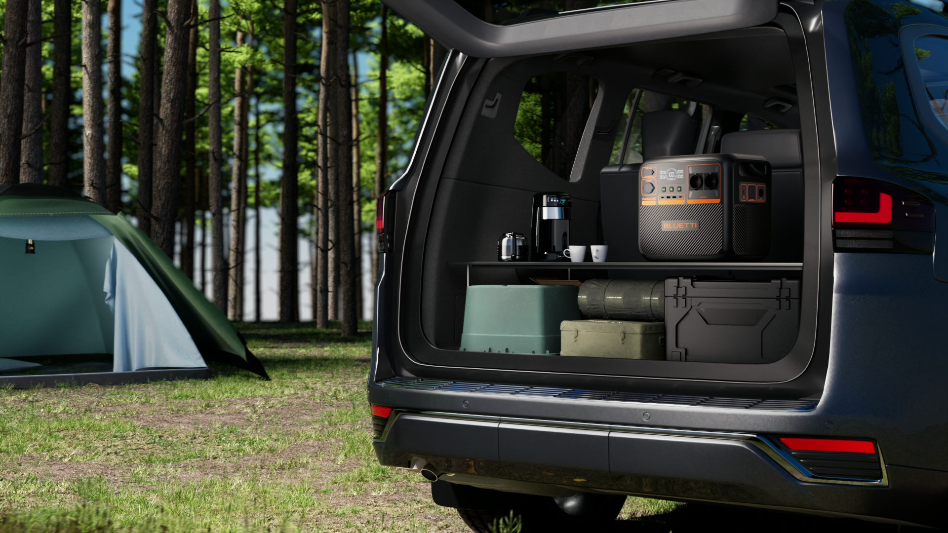 Tył ciemnego SUV-a z otwartym bagażnikiem, odsłaniający sprzęt kempingowy. Namiot w tle.