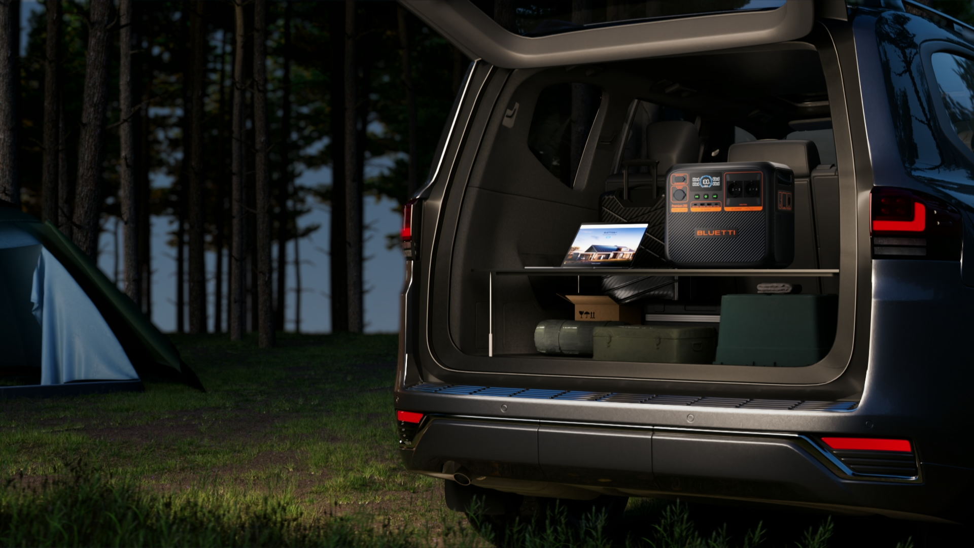 Otwarty bagażnik samochodu ze sprzętem kempingowym i stacją zasilania.