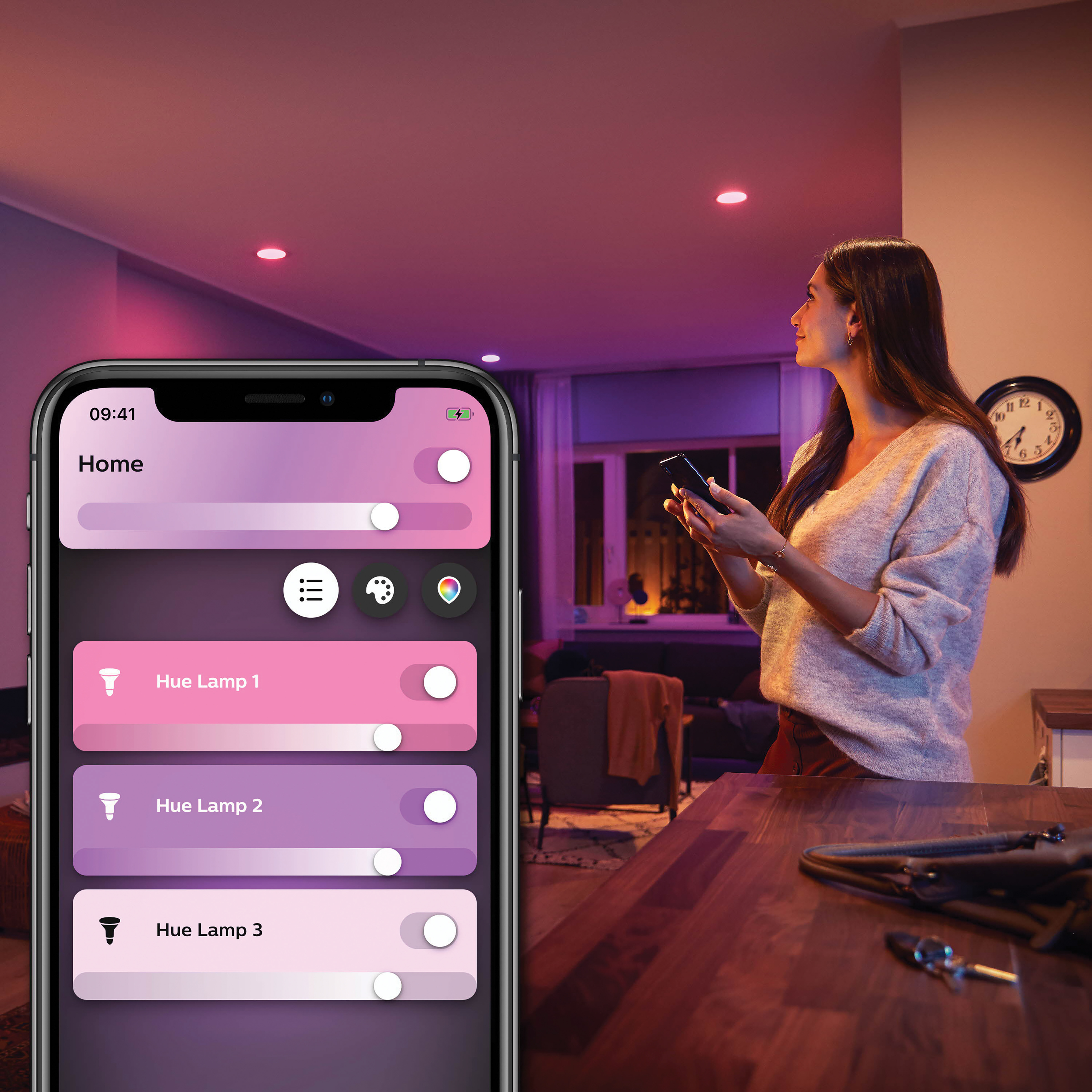 Vrouw die een telefoon gebruikt om slimme lampen in een kamer te bedienen.