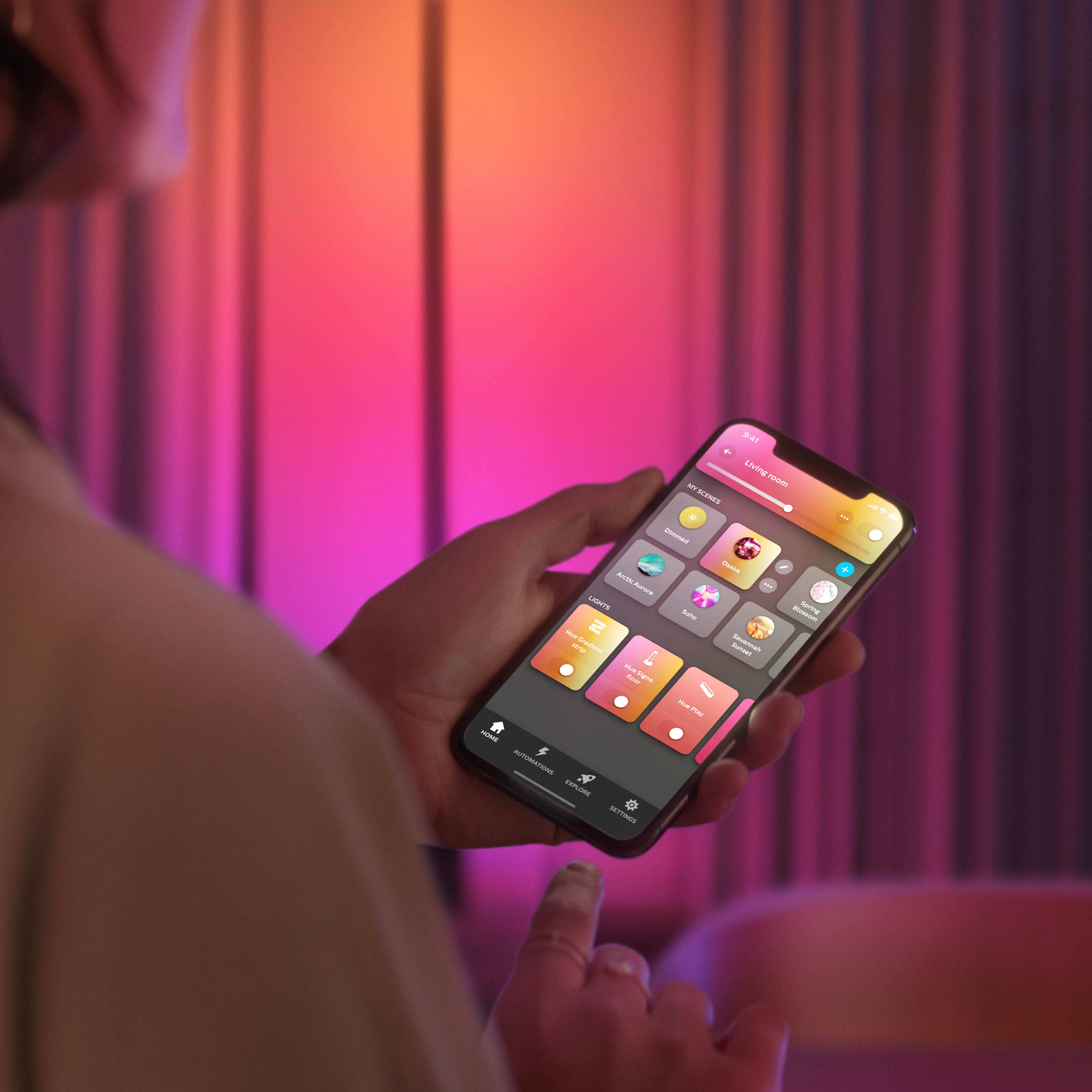Persoon met telefoon met smart home app.