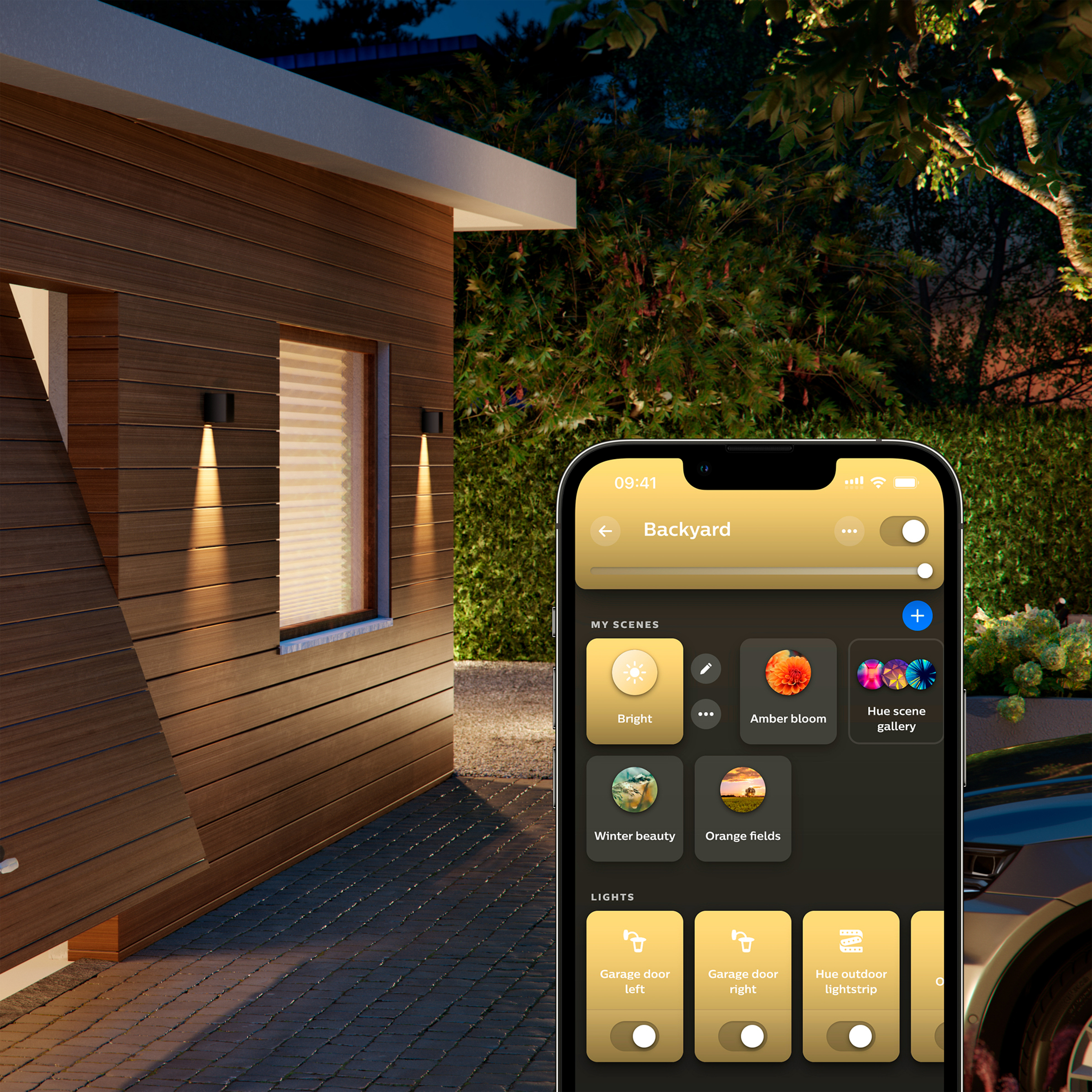 Smartfon wyświetlający aplikację inteligentnego domu sterującą oświetleniem zewnętrznym, z widocznym domem i samochodem.