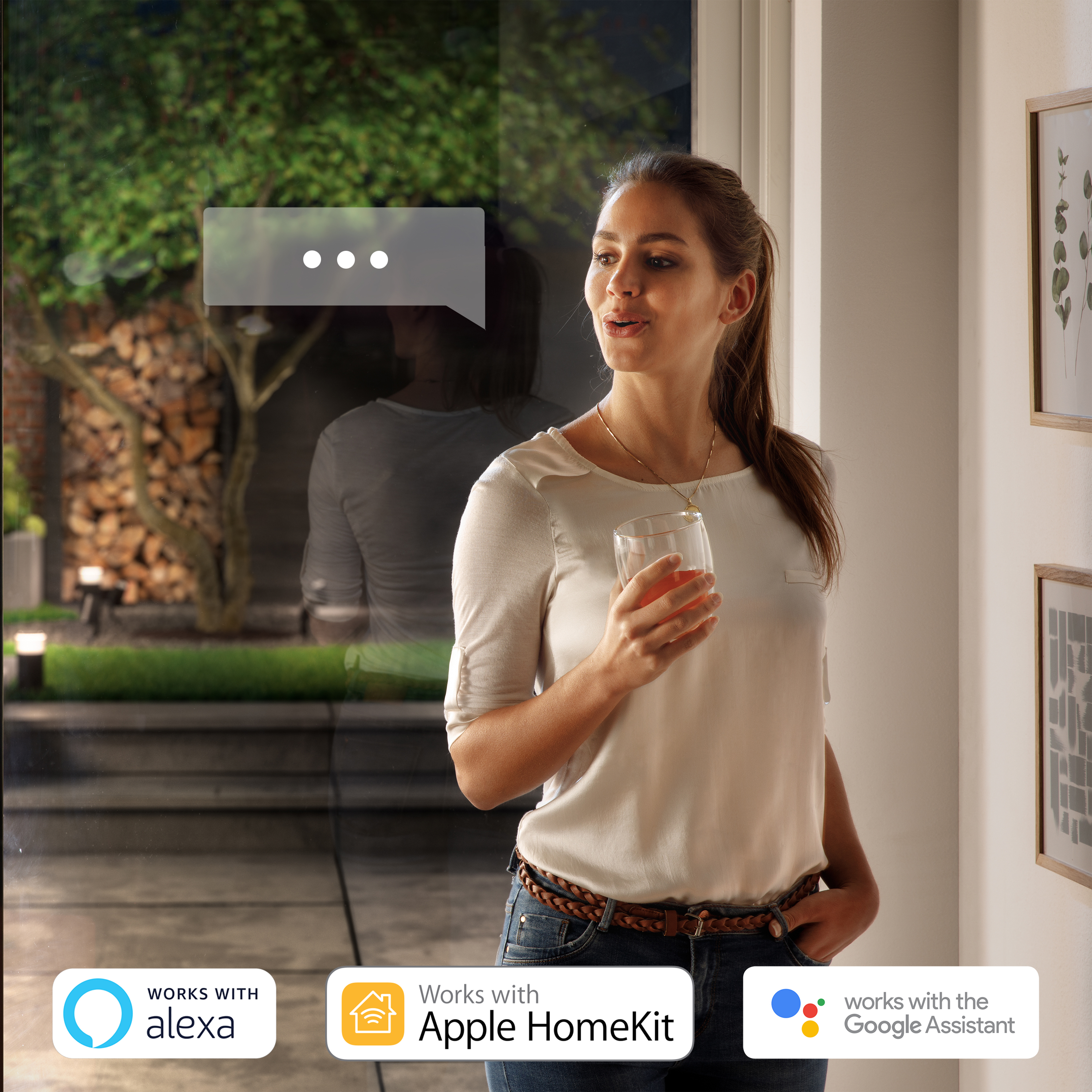 Kobieta trzymająca szklankę soku, stojąca blisko szklanych drzwi. Ikony Alexa, Apple HomeKit i Asystenta Google.