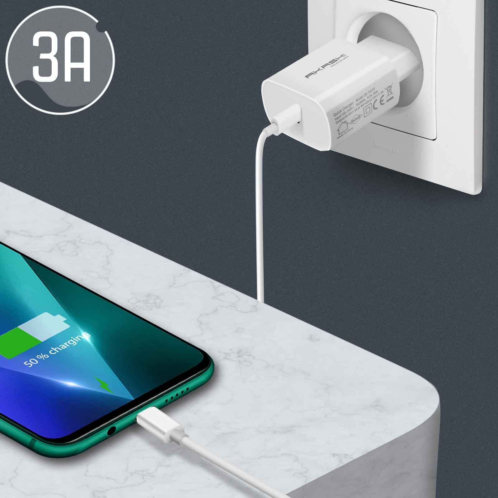 Caricabatterie bianco collegato, ricarica un telefono verde su una superficie di marmo.