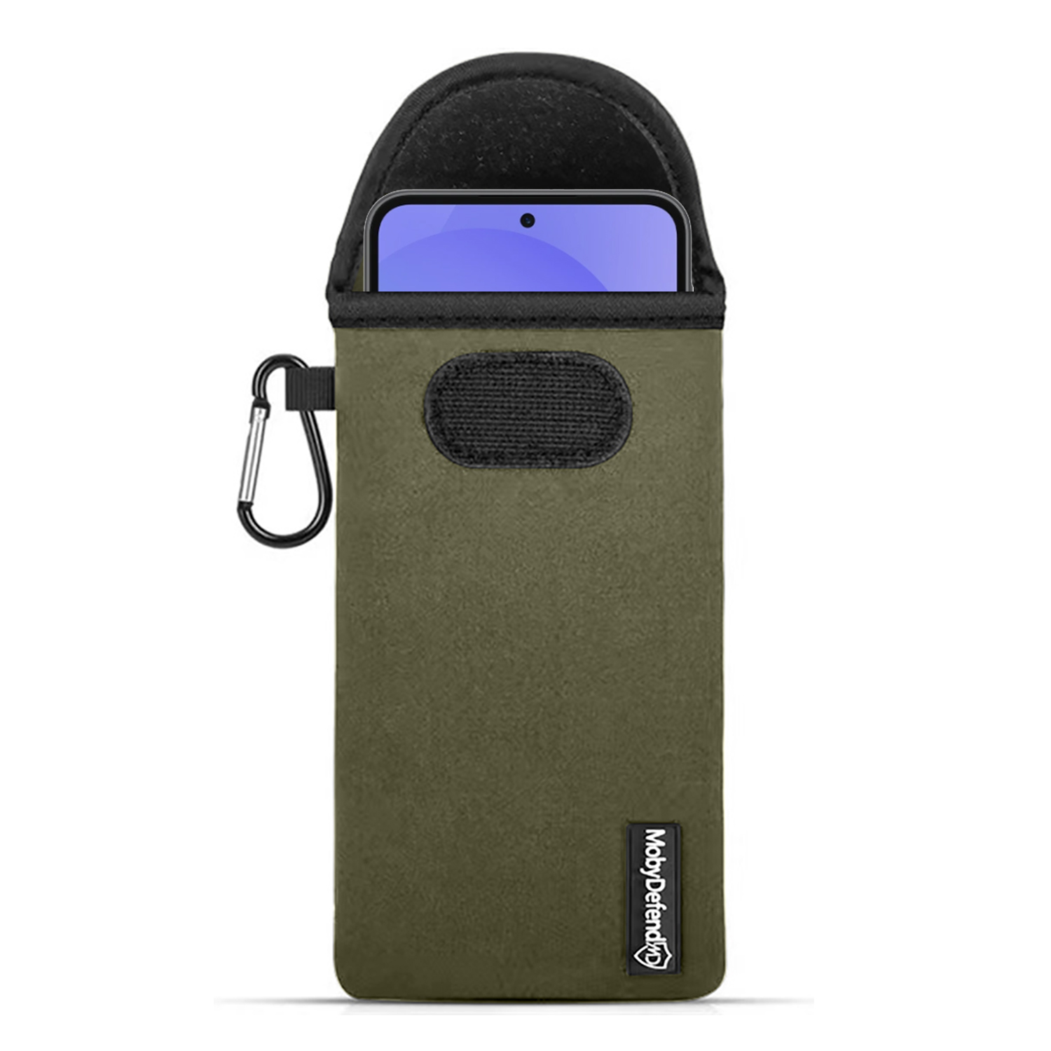 Een olijfgroene telefoonhoes met een karabijnhaak, met een telefoon met een zichtbaar scherm.