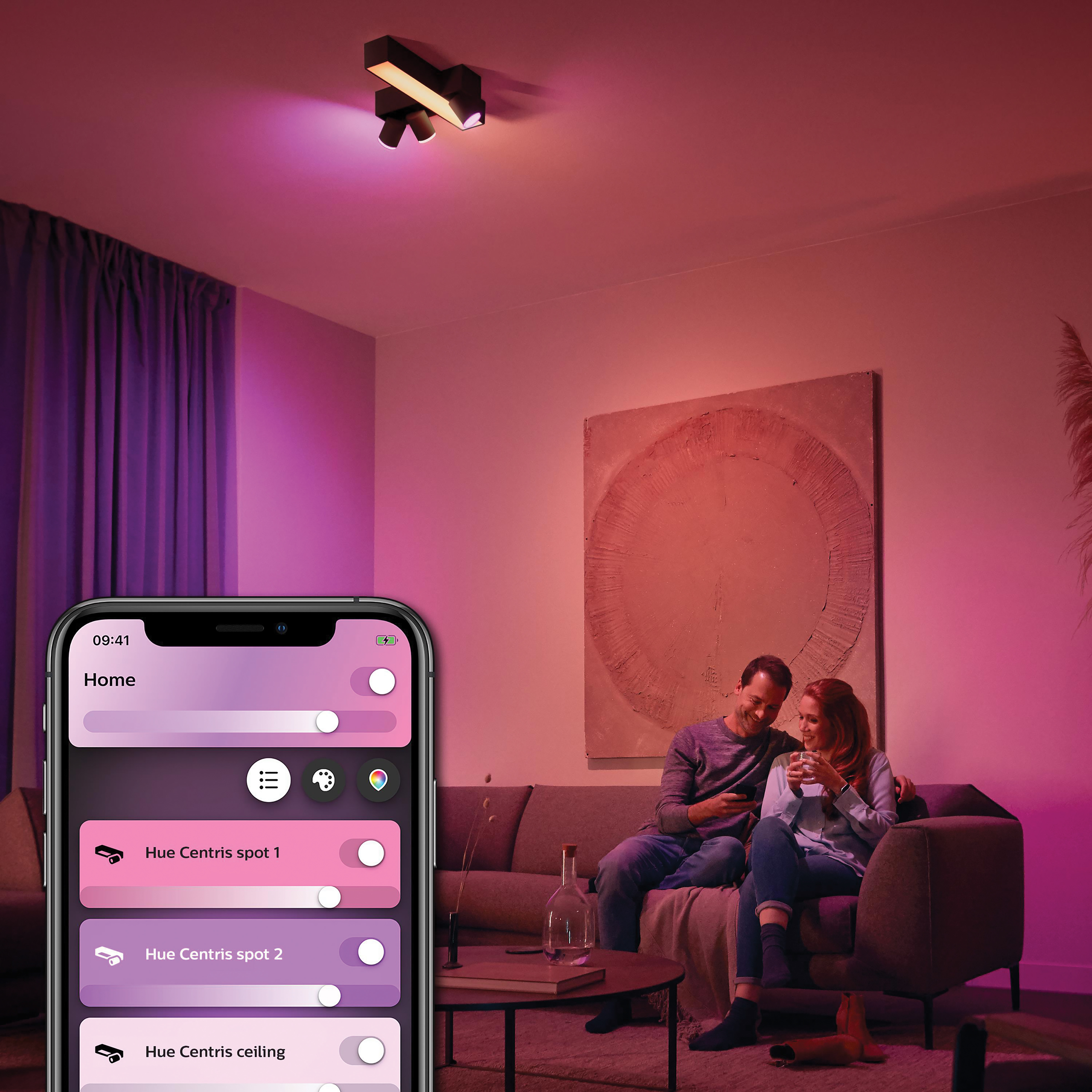 Koppel in een keuken met smart home app en plafondlampen.