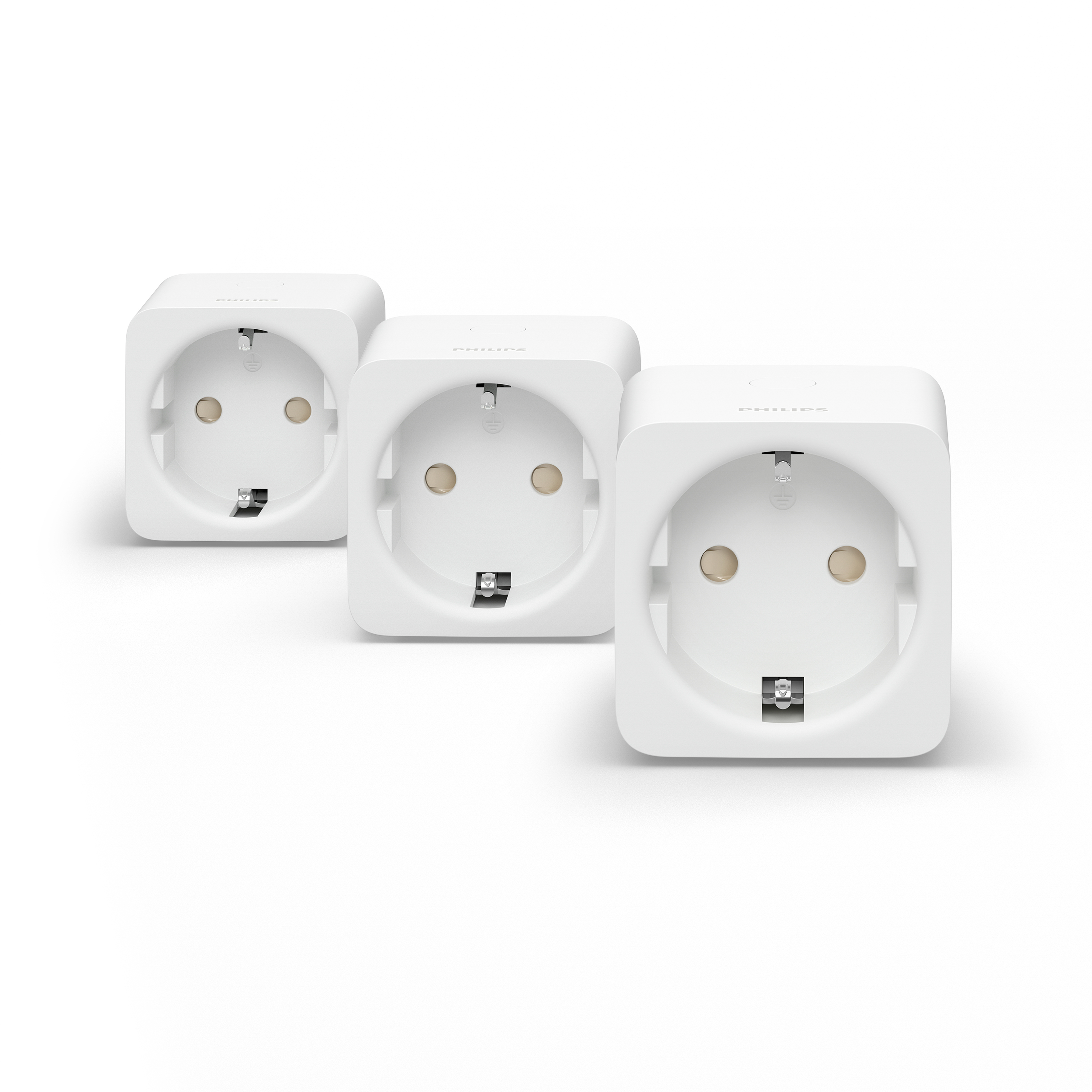 Drei weiße Smart Plugs mit EU-Steckdosen, angeordnet auf weißem Hintergrund.