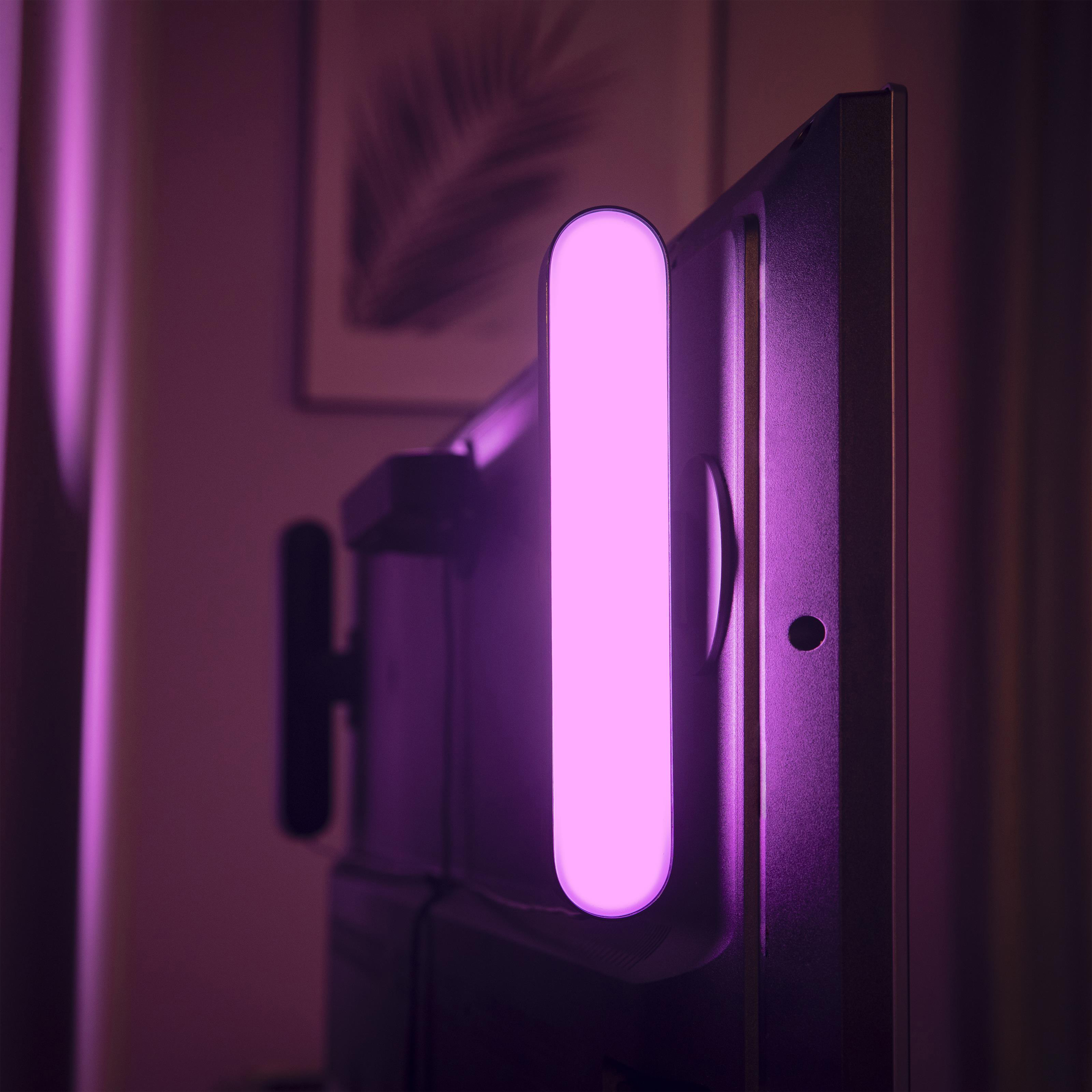 Pinkfarbene Lichtleiste an einem Fernseher befestigt. Das Licht ist an und scheint.