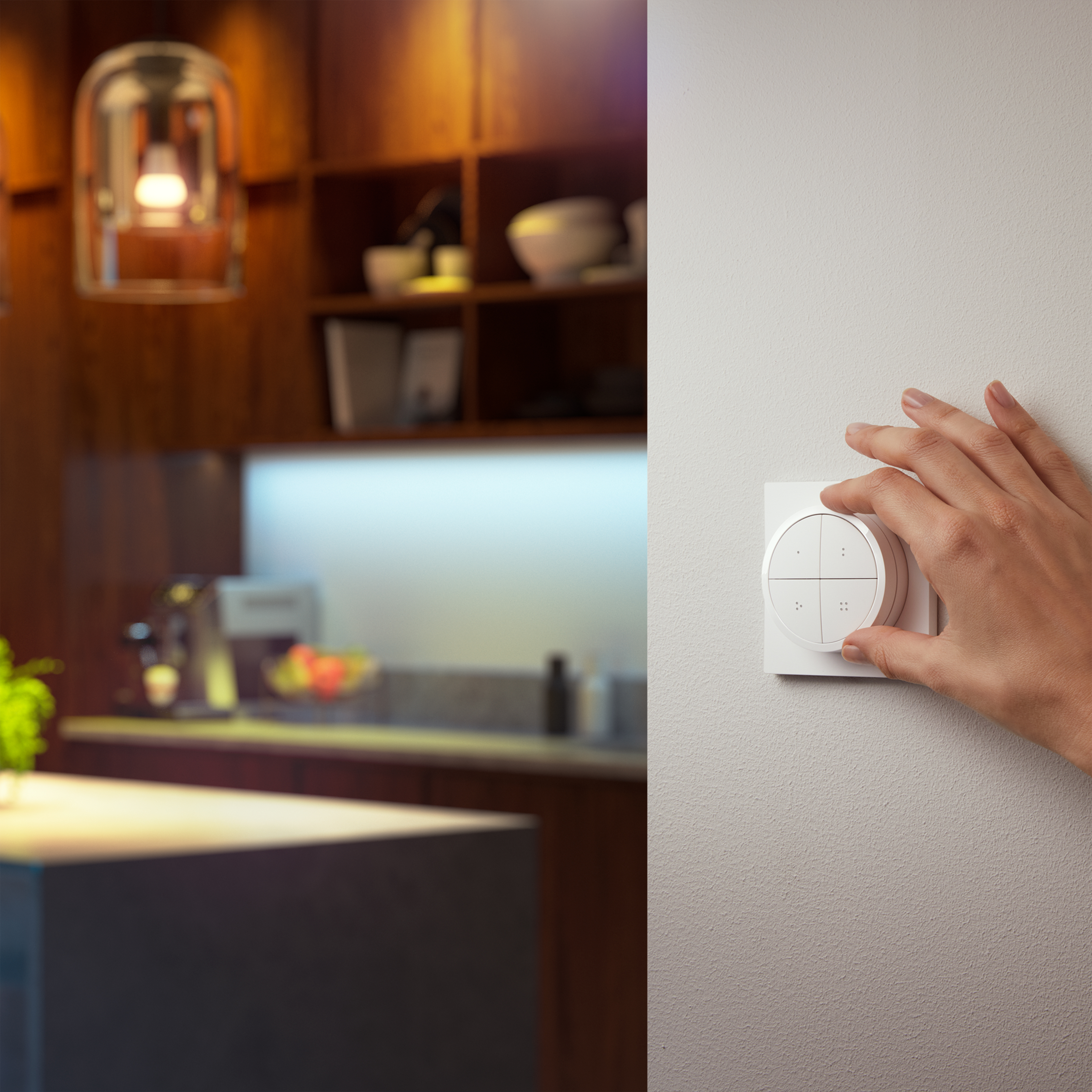 Mano interactúa con interruptor de hogar inteligente blanco en pared, fondo de cocina.