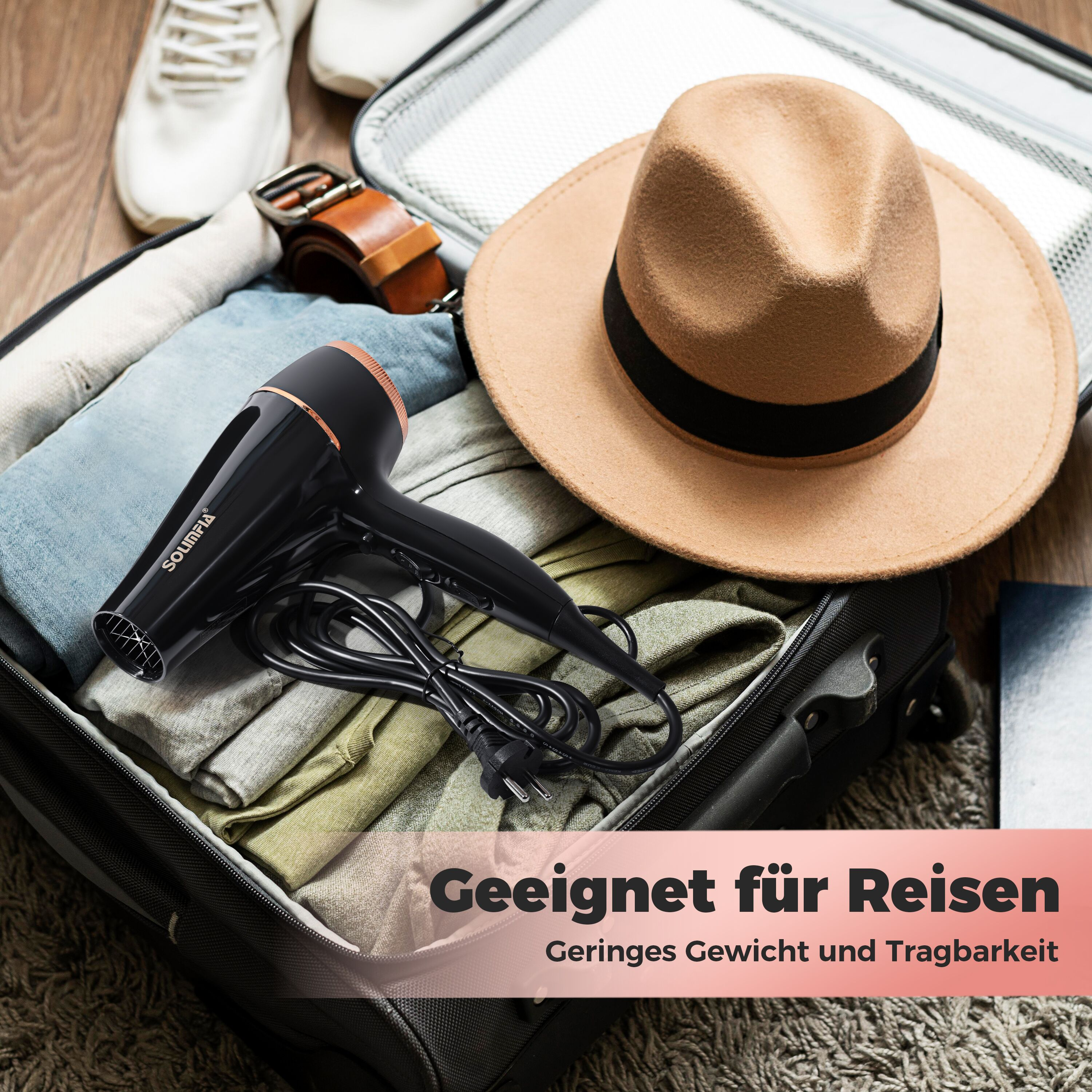 Koffer mit Kleidung, Fön und Hut. Text: Geeignet für Reisen.