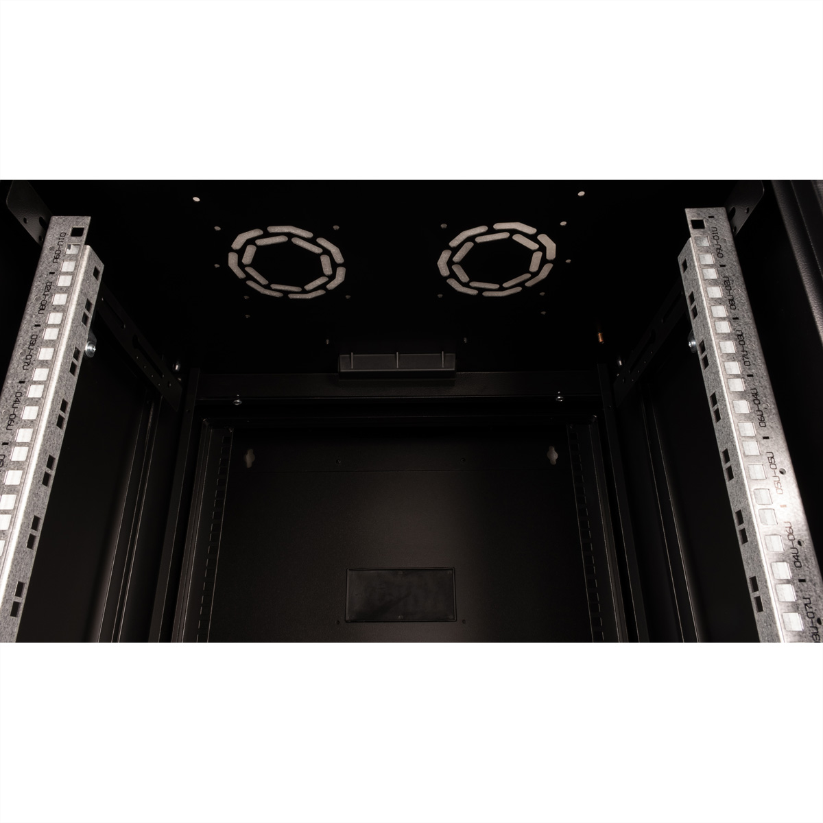 Un rack server aperto con guide metalliche e due ventole circolari.