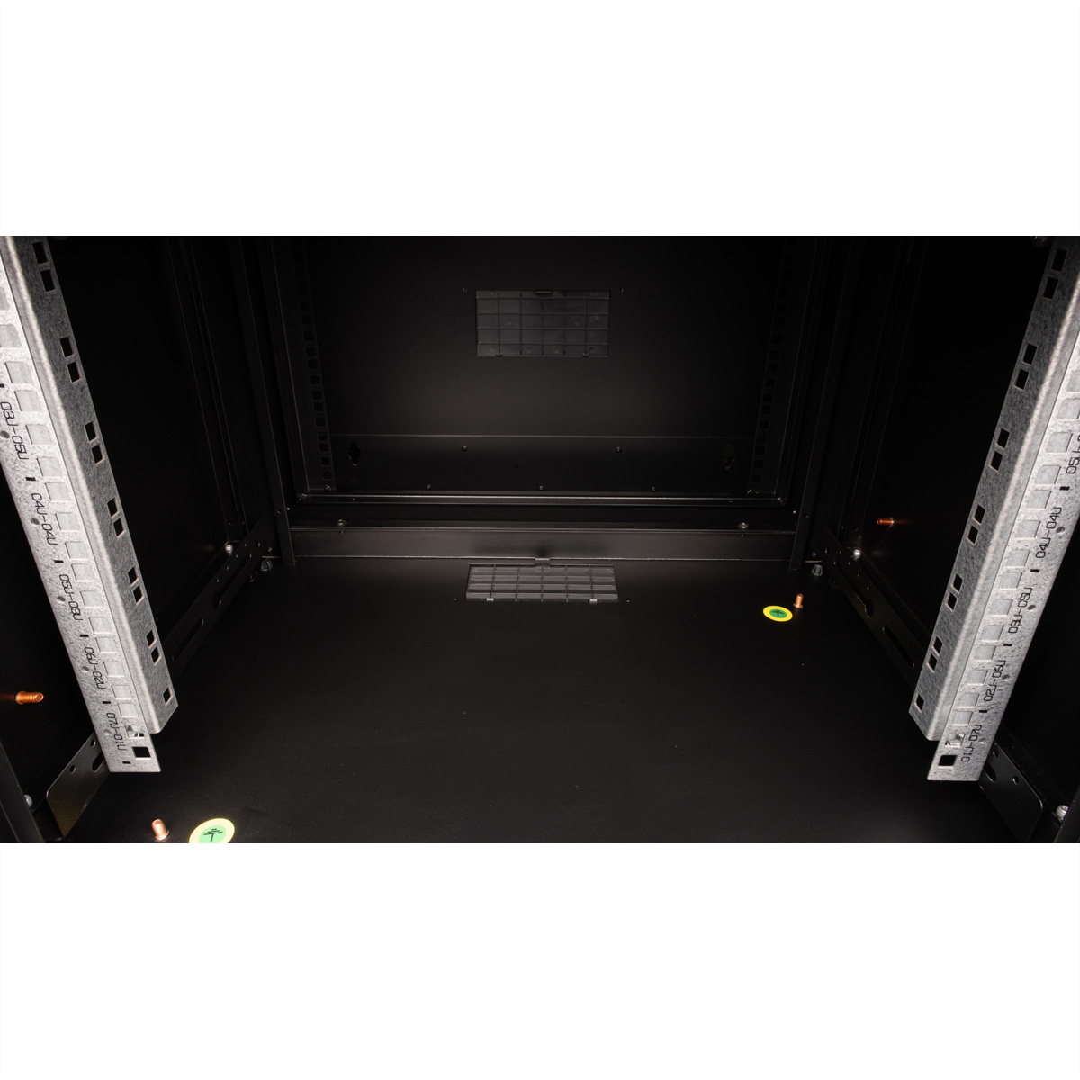Interno di un armadio nero vuoto. Guide di supporto in metallo ai lati. Una piccola presa d'aria e base.