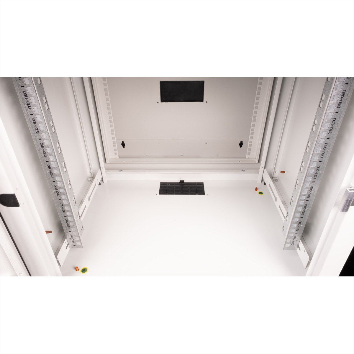 Interno di un armadio rack bianco con prese d'aria, guide e viti arancioni.