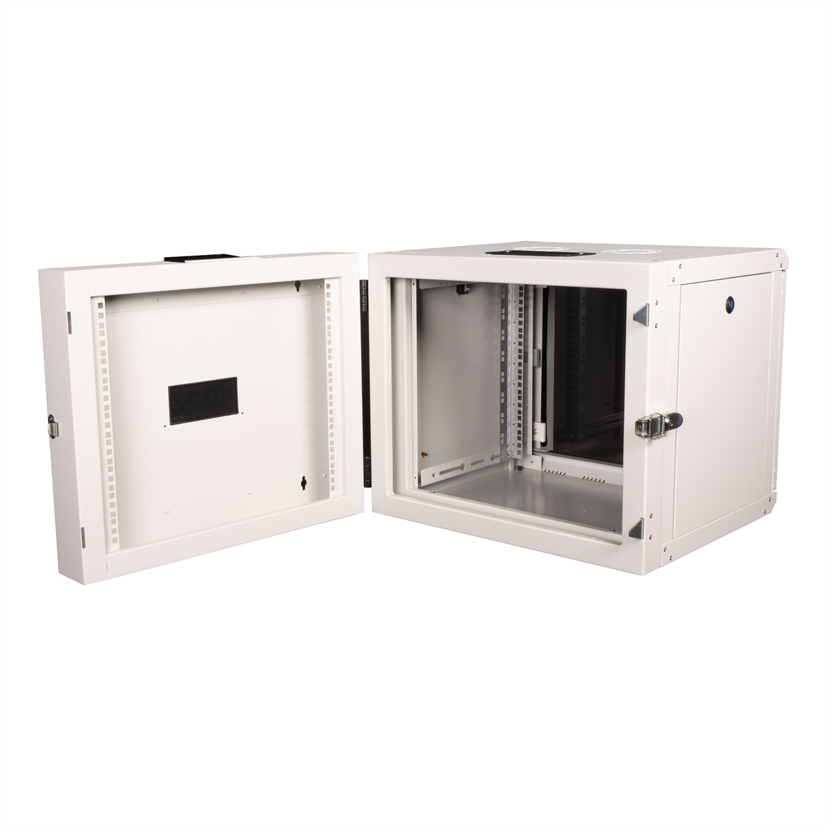 Un armadio rack bianco, aperto con la porta socchiusa, che mostra l'interno.