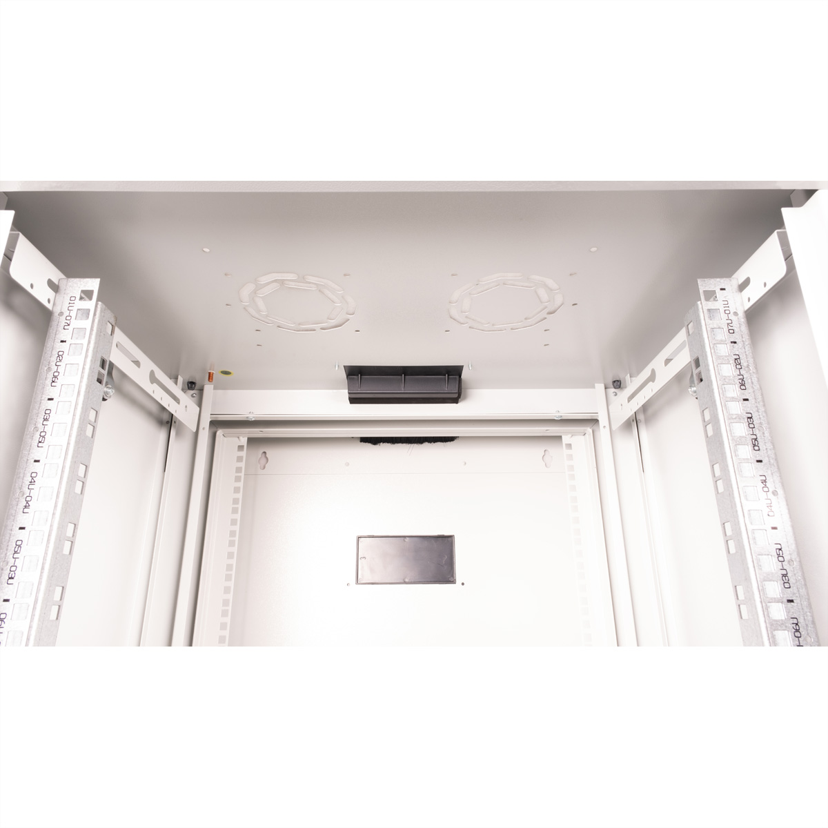 Interno di rack server bianco con due prese d'aria e guide metalliche.