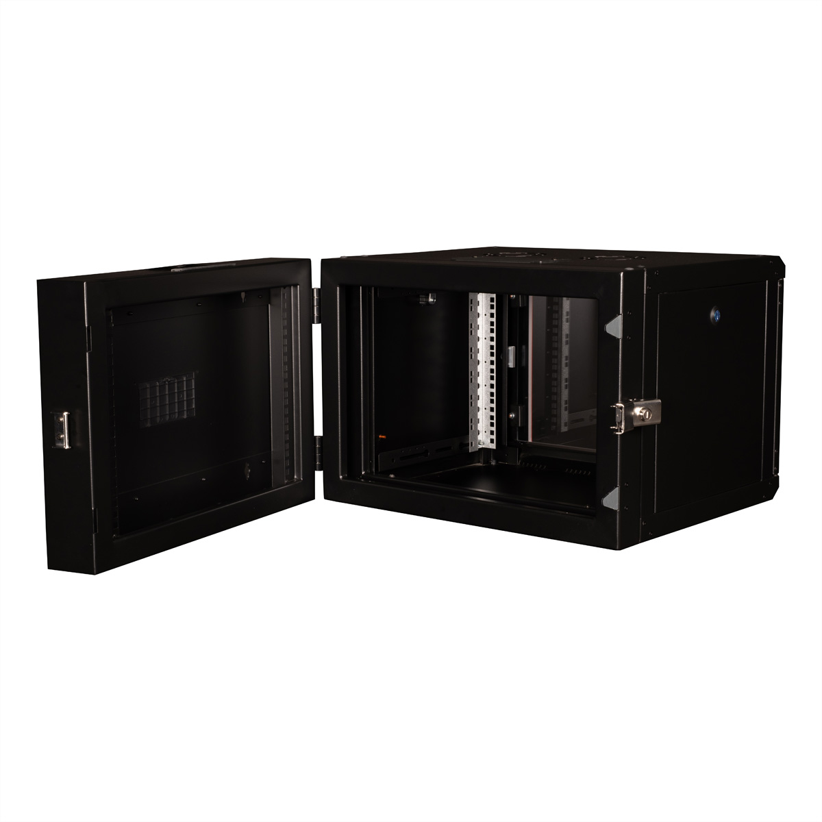 Un armadio rack nero con una porta aperta, che mostra i componenti interni.