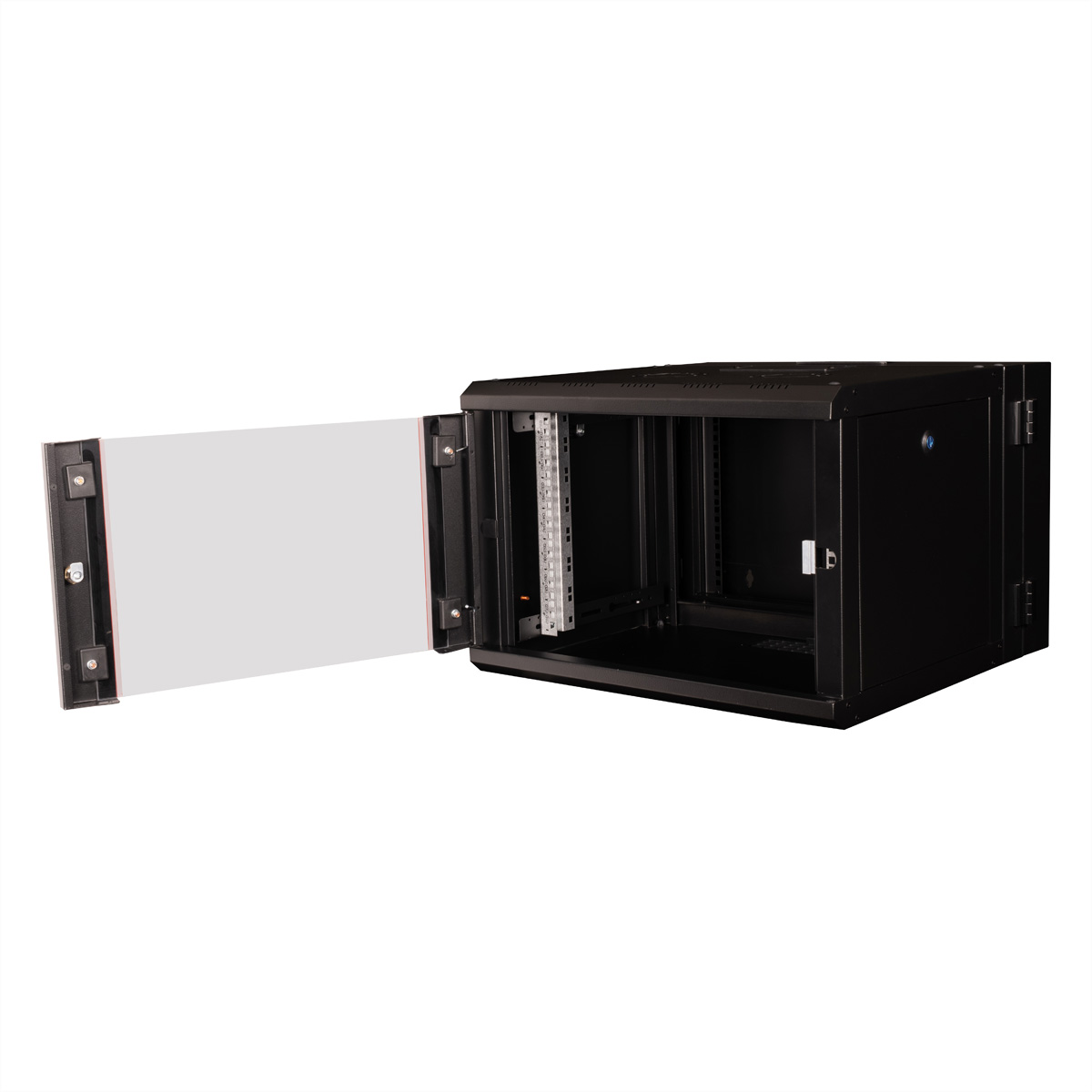 Un armadio rack nero con una porta aperta che mostra l'interno con guide di montaggio.