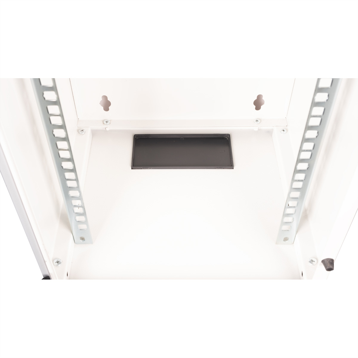 Vista interna di un rack server bianco, con guide di montaggio e una presa d'aria nera.