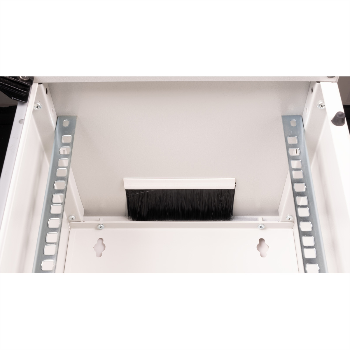 Interno di rack server bianco con sistema di gestione cavi a spazzola.