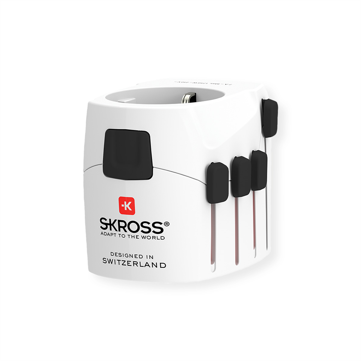 Adattatore da viaggio bianco con spine nere e testo: SKROSS. Progettato in Svizzera. Sfondo bianco.