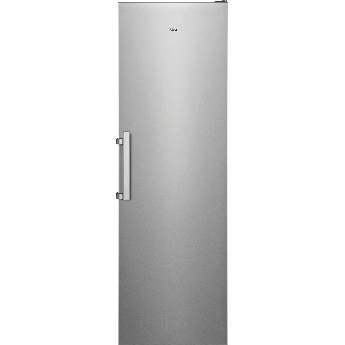 Ein hoher, silberfarbener Kühlschrank mit Griff steht vor einem schwarzen Hintergrund.