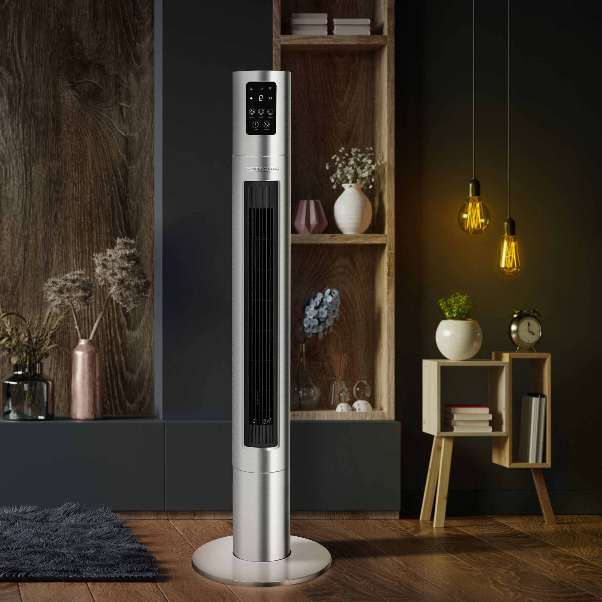 Wysoki, srebrny wentylator stojący w pokoju z drewnianą podłogą, półkami i ciemną ścianą.