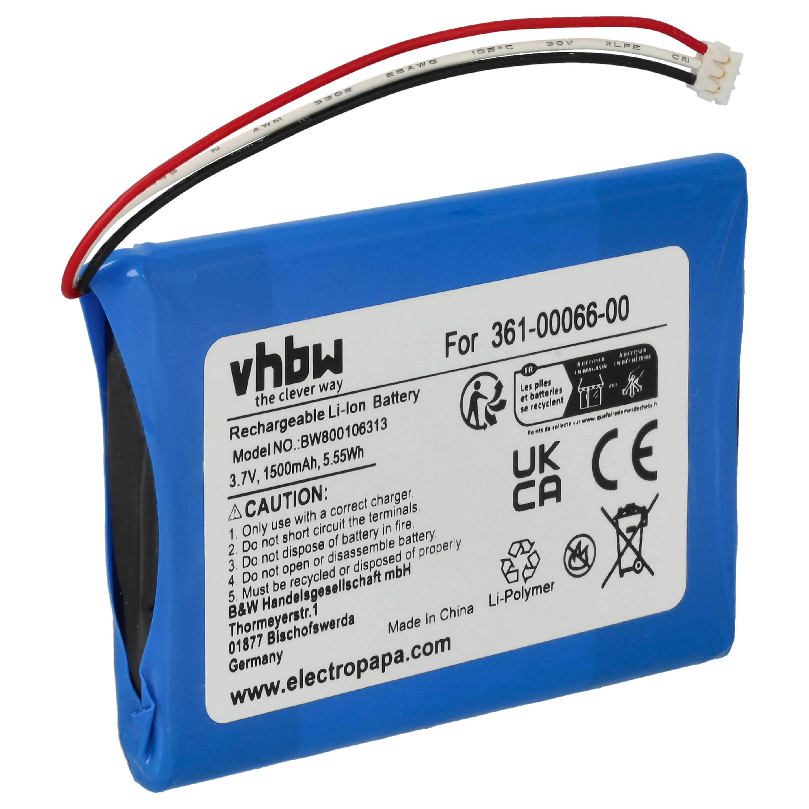Blaue Batterie mit weißem Etikett, schwarze und rote Drähte. Weißer Hintergrund.