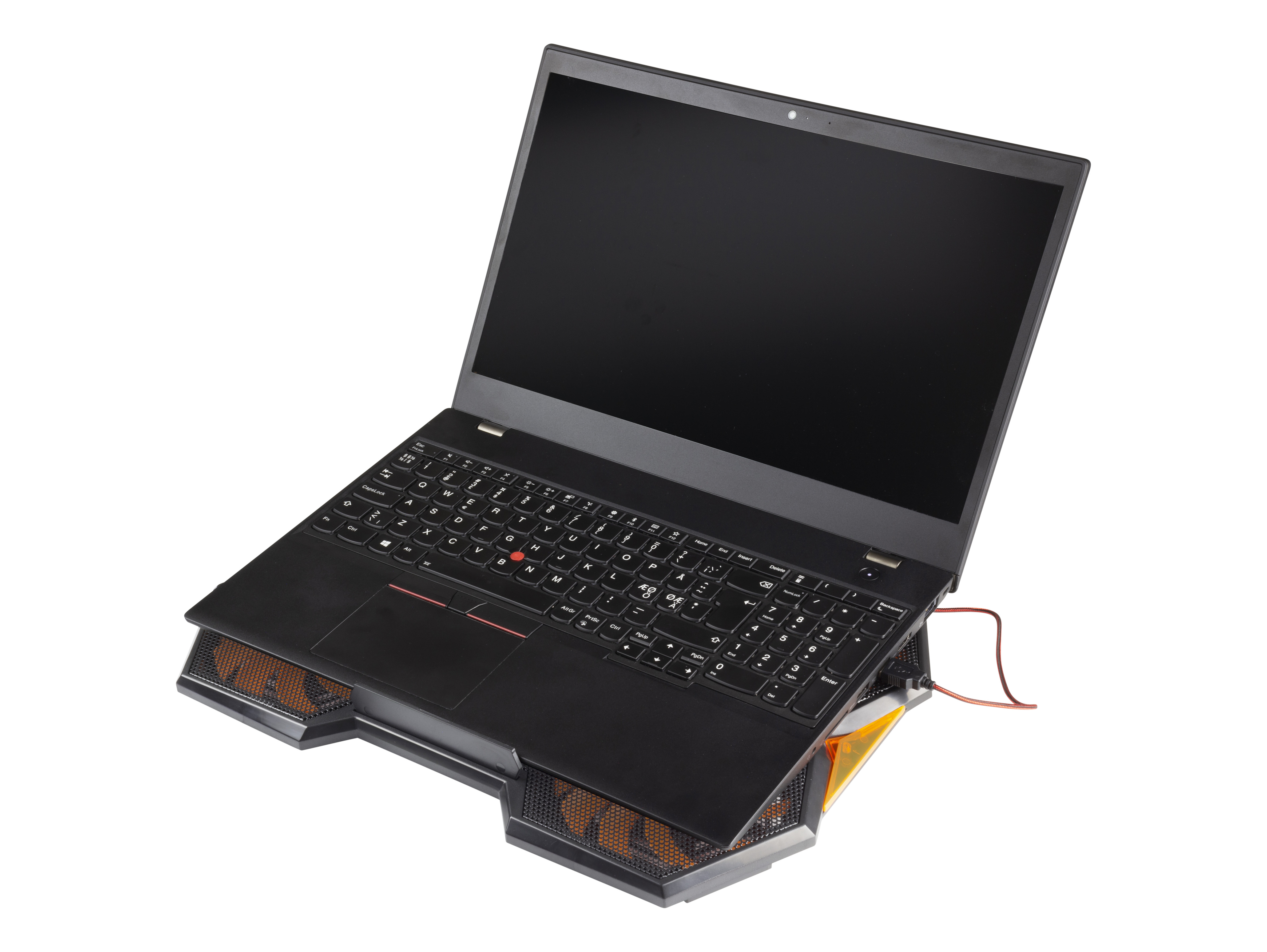 Ein Laptop auf einem schwarzen Kühlpad. Der Laptop hat einen schwarzen Bildschirm und eine Tastatur.