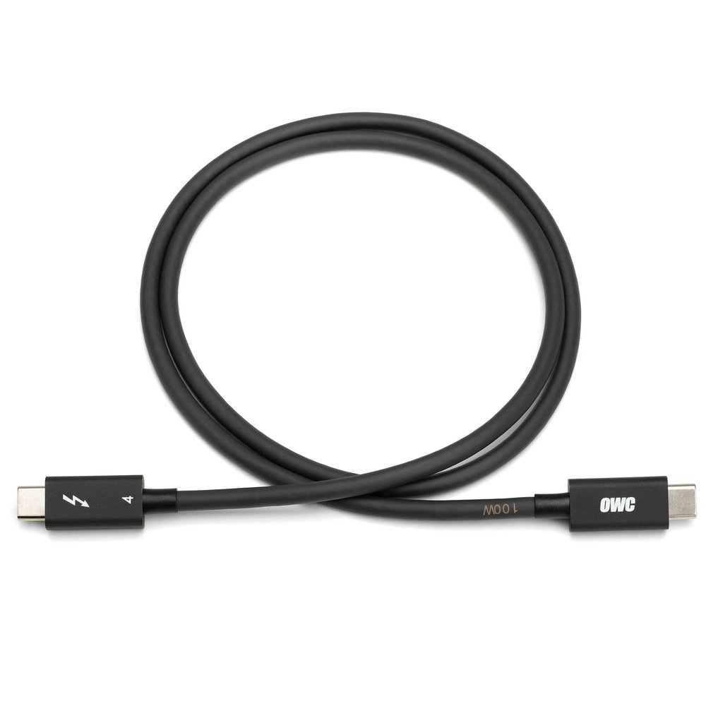 Zwarte OWC Thunderbolt 4-kabel met twee USB-C-connectoren. Witte achtergrond.