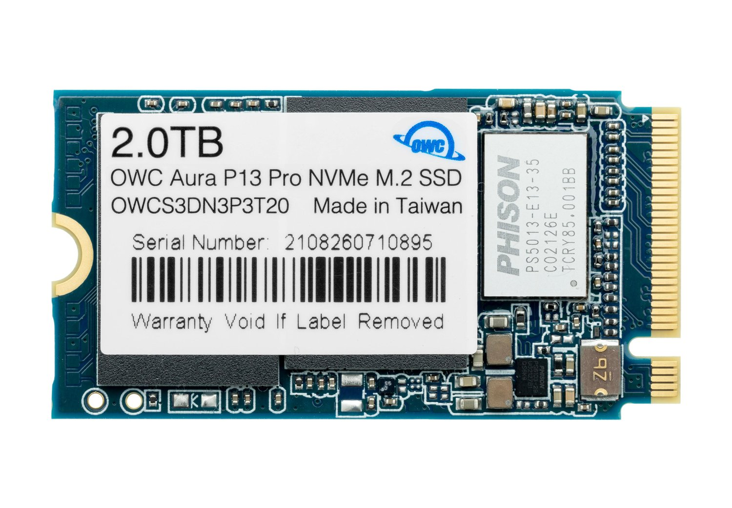 Niebieska płytka drukowana z dyskiem SSD 2.0TB, etykietami i numerem seryjnym, na białym tle.