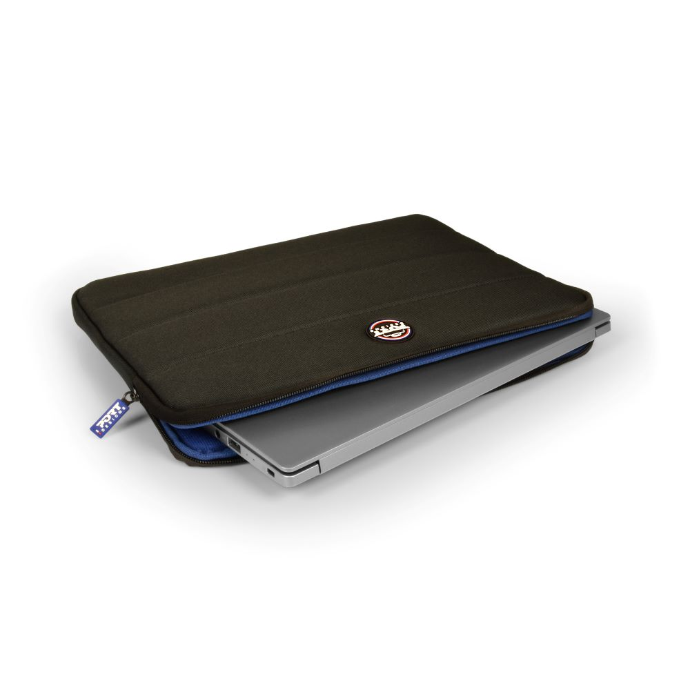 Housse d'ordinateur portable noire avec un ordinateur portable argenté à l'intérieur, et une fermeture éclair bleue, sur fond blanc.