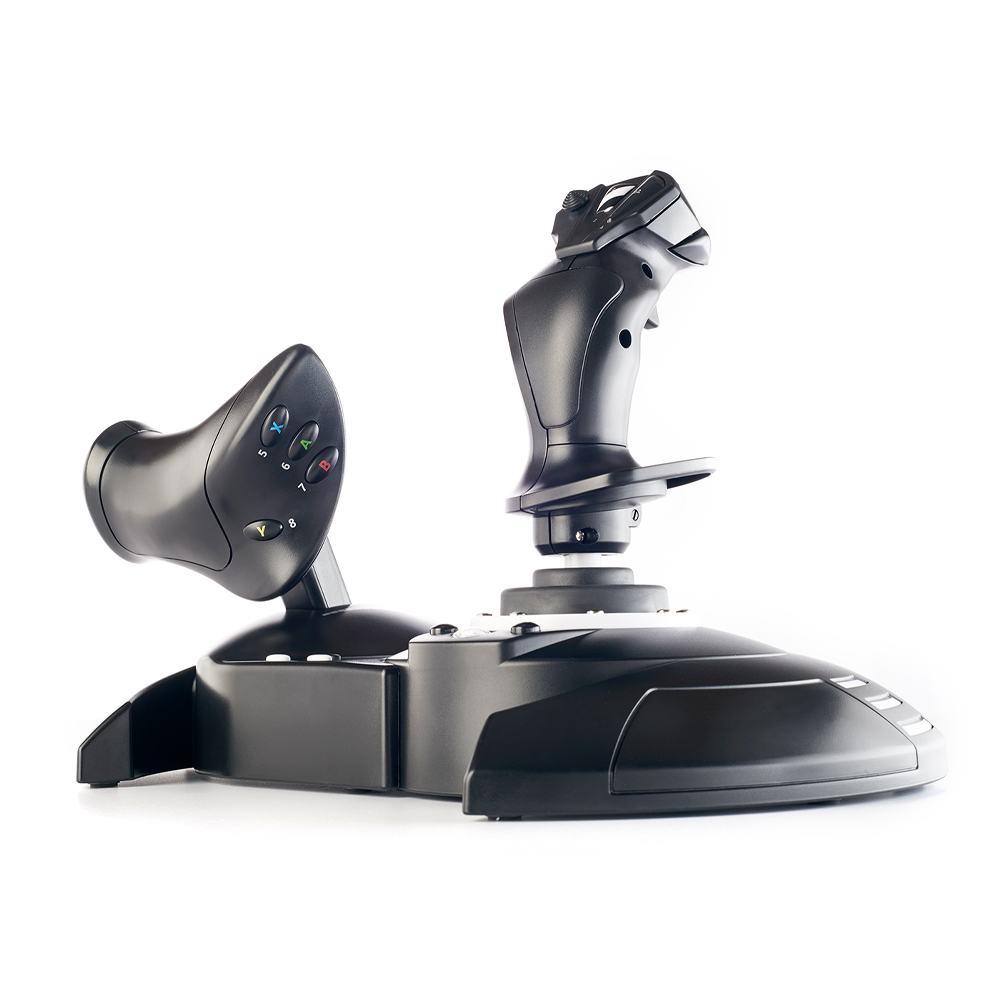 Un joystick e un pannello di controllo di un simulatore di volo neri su sfondo bianco. Il joystick è a destra.