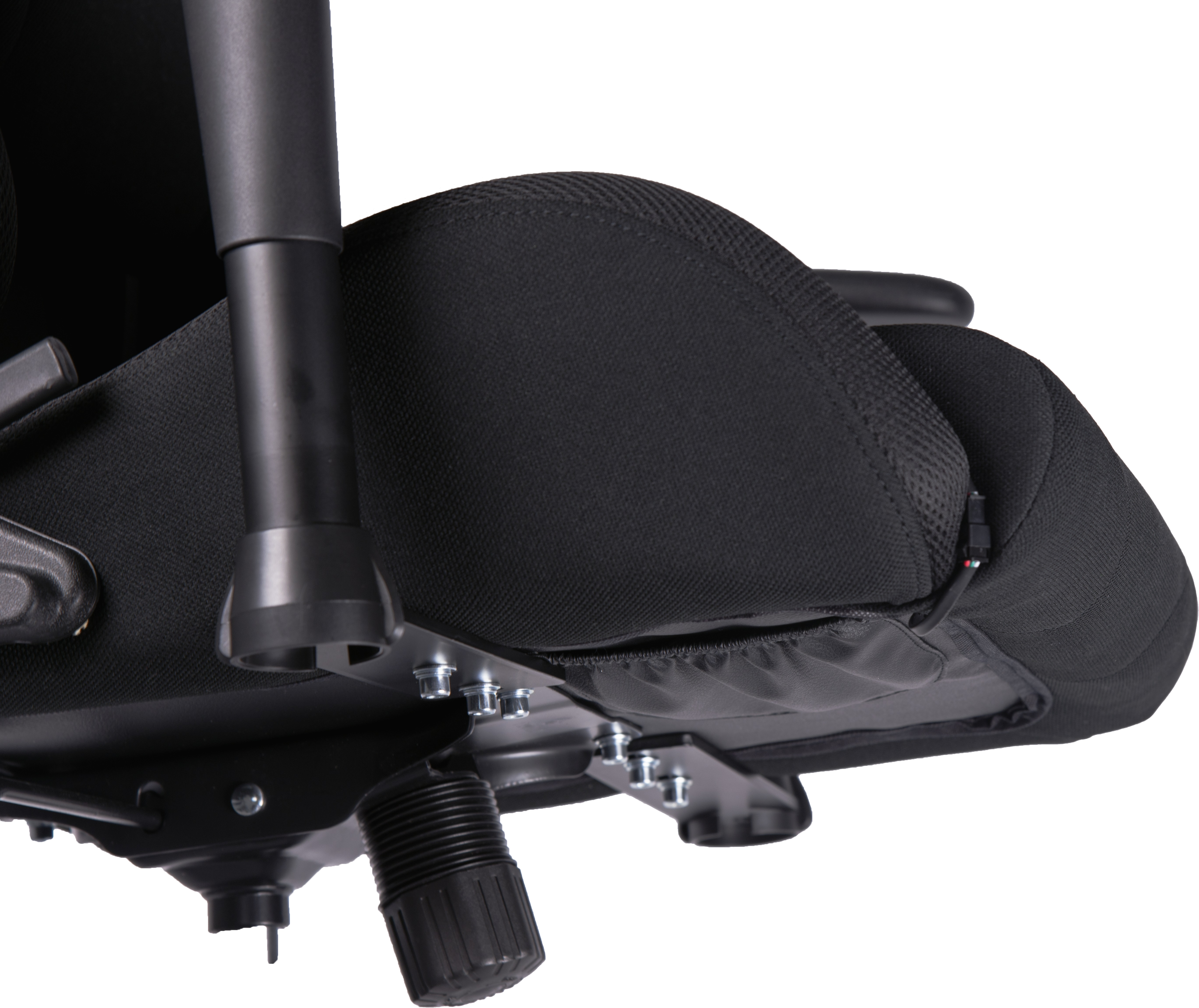 Primer plano del asiento y la base de una silla de oficina negra, mostrando sus mecanismos.