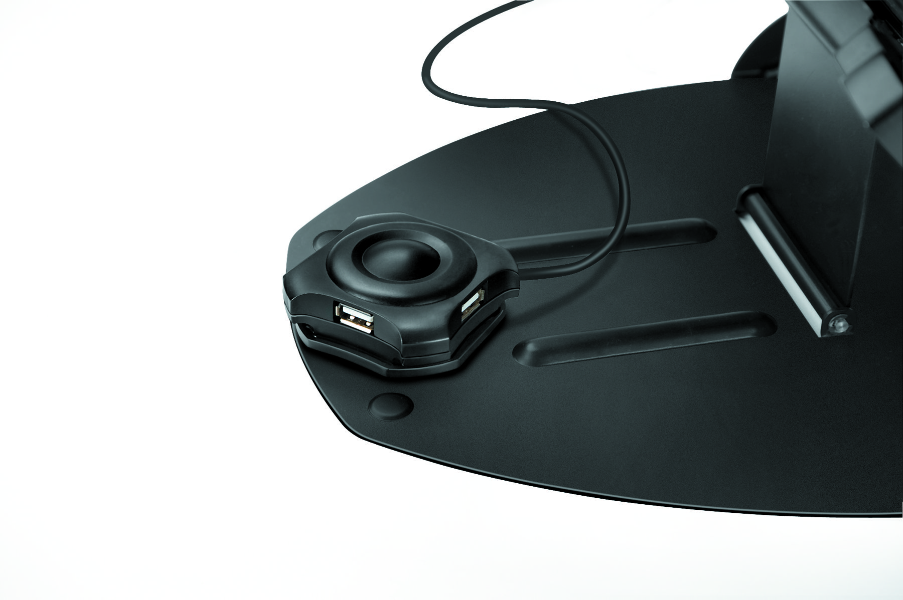Czarny hub USB z czterema portami i czarną podstawą.