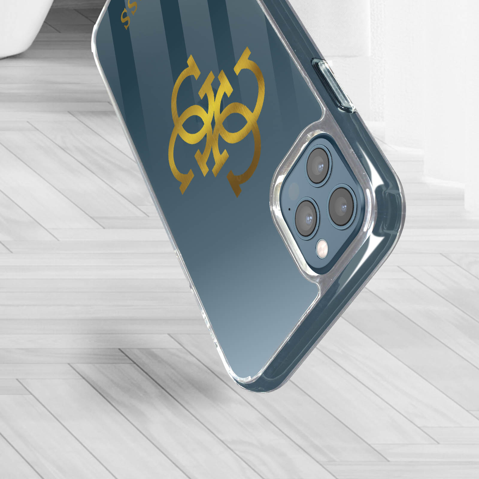 Funda transparente para teléfono con logo dorado y rayas azules. Lente de la cámara visible.