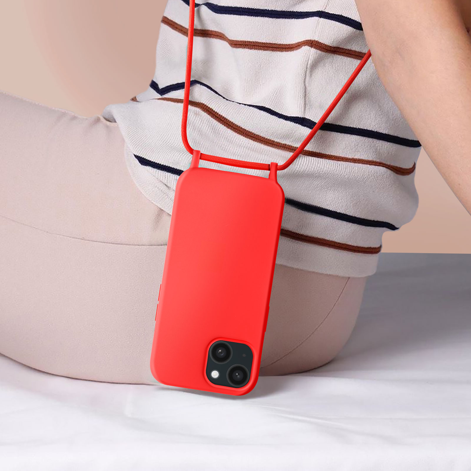 Persona che indossa una custodia rossa al collo. La custodia del telefono è rossa e ha una fotocamera.