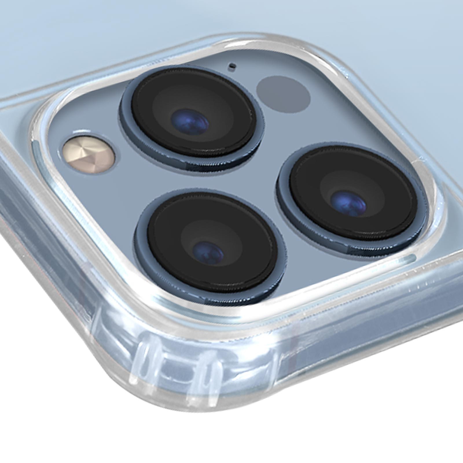 Primo piano del modulo fotocamera di un telefono con tre lenti e una custodia protettiva trasparente.