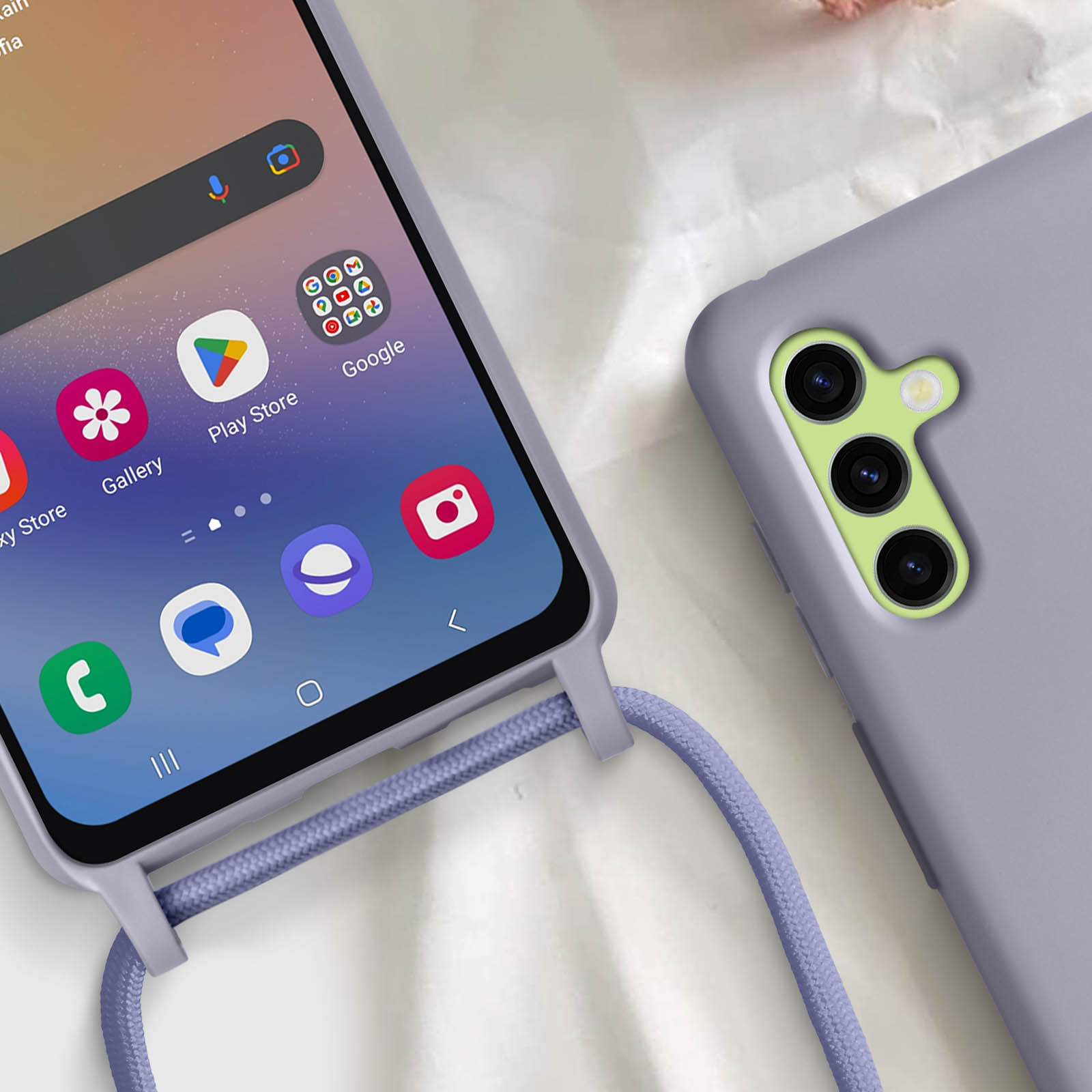 Primo piano di un telefono viola con un cordino. Mostra le app sullo schermo.