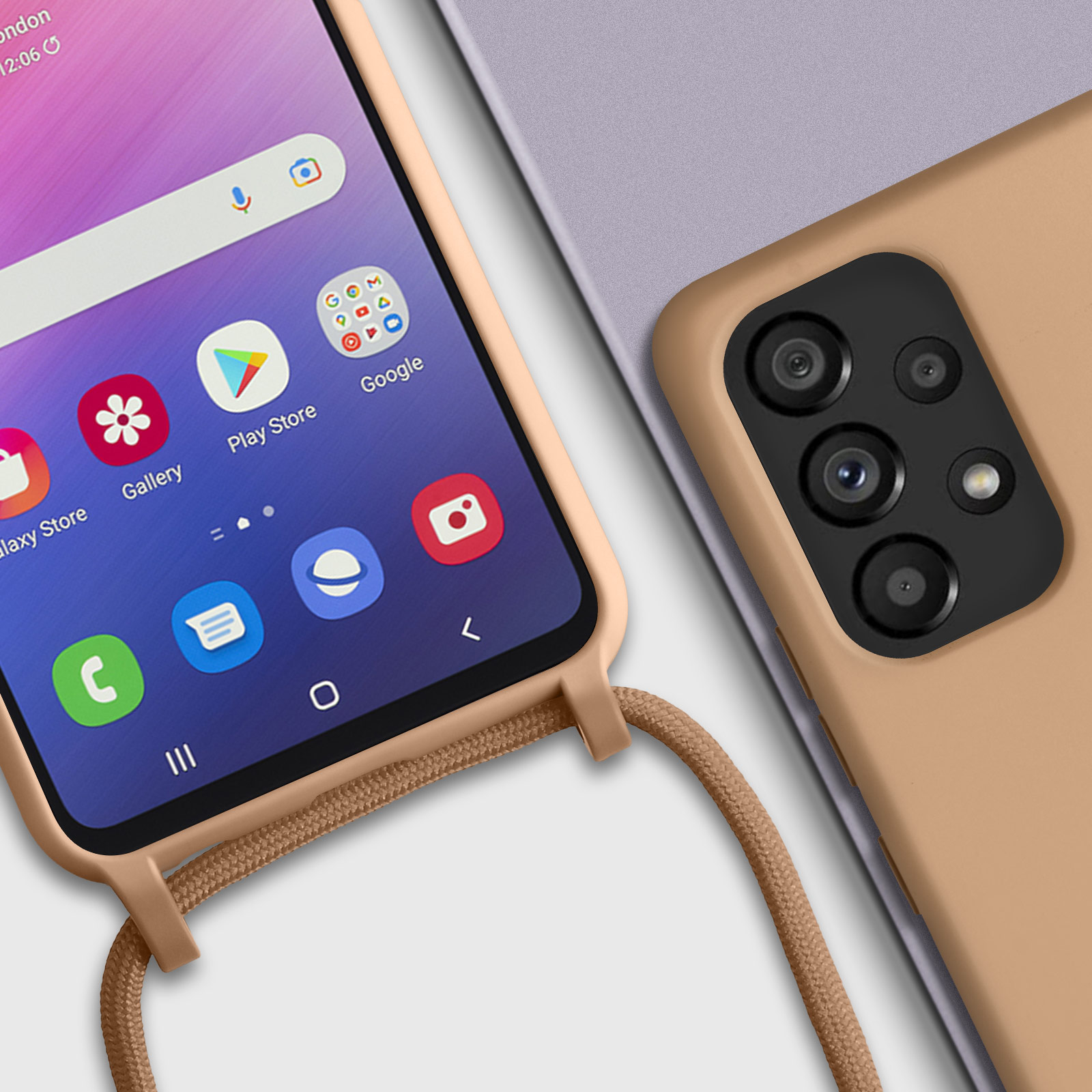 Un téléphone avec une coque et un cordon, posé sur une surface. Le téléphone affiche des icônes d'applications. La coque est beige.