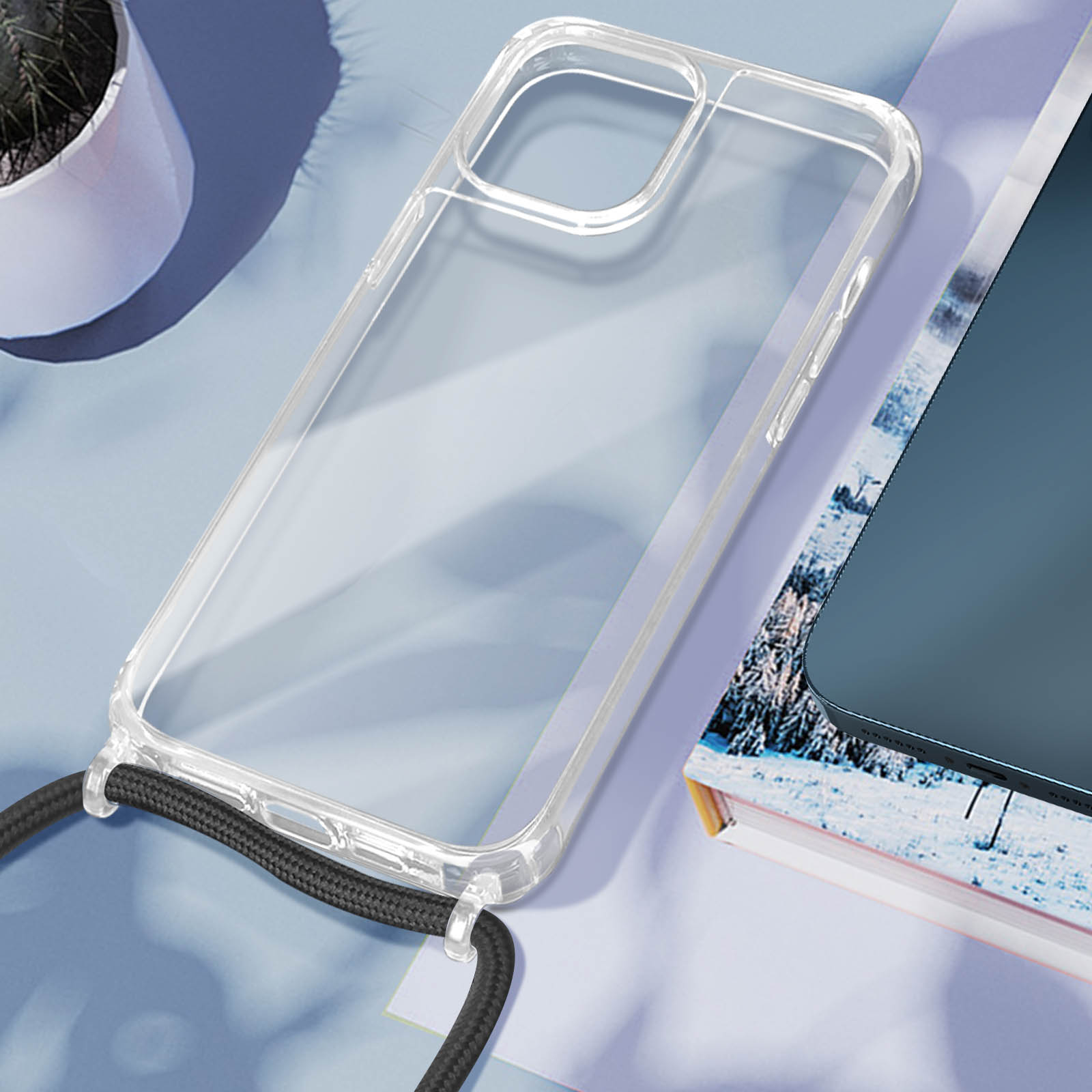 Coque transparente avec cordon noir. Téléphone sur surface bleue, plante blanche en arrière-plan.