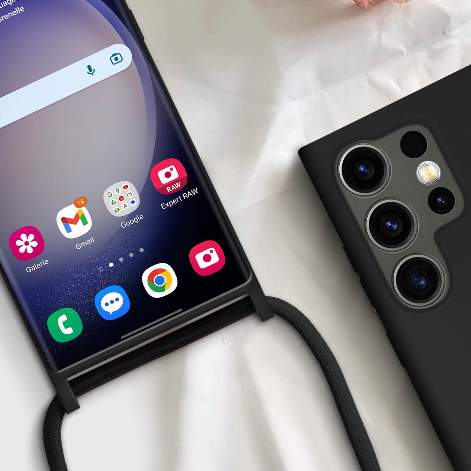 Smartphone nero con cinturino e custodia neri. Vista ravvicinata. Sfondo bianco.