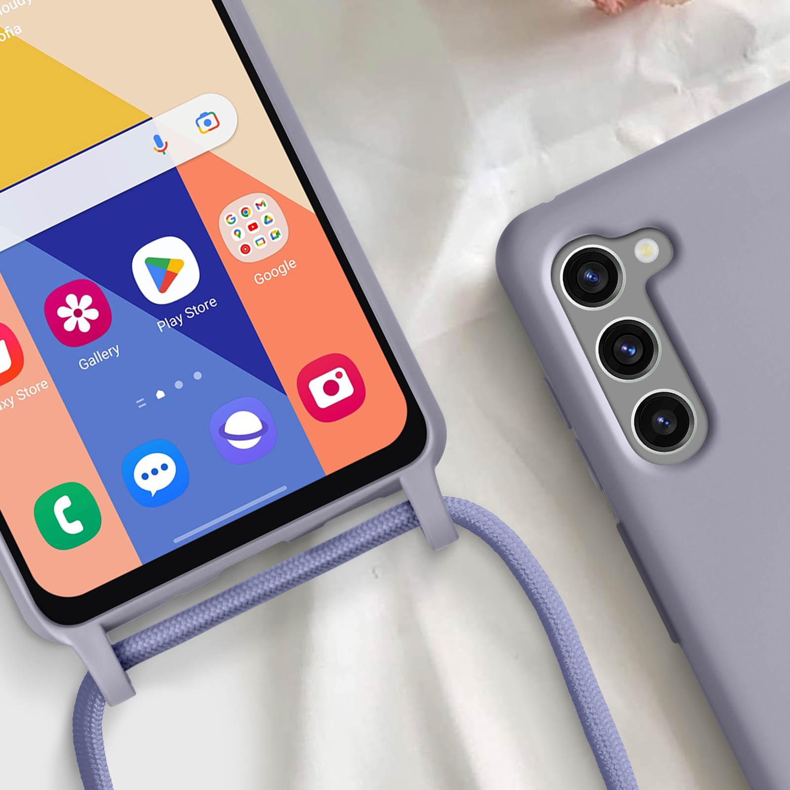 Un telefono con app aperte e una custodia abbinata con cordino. Il telefono è viola.