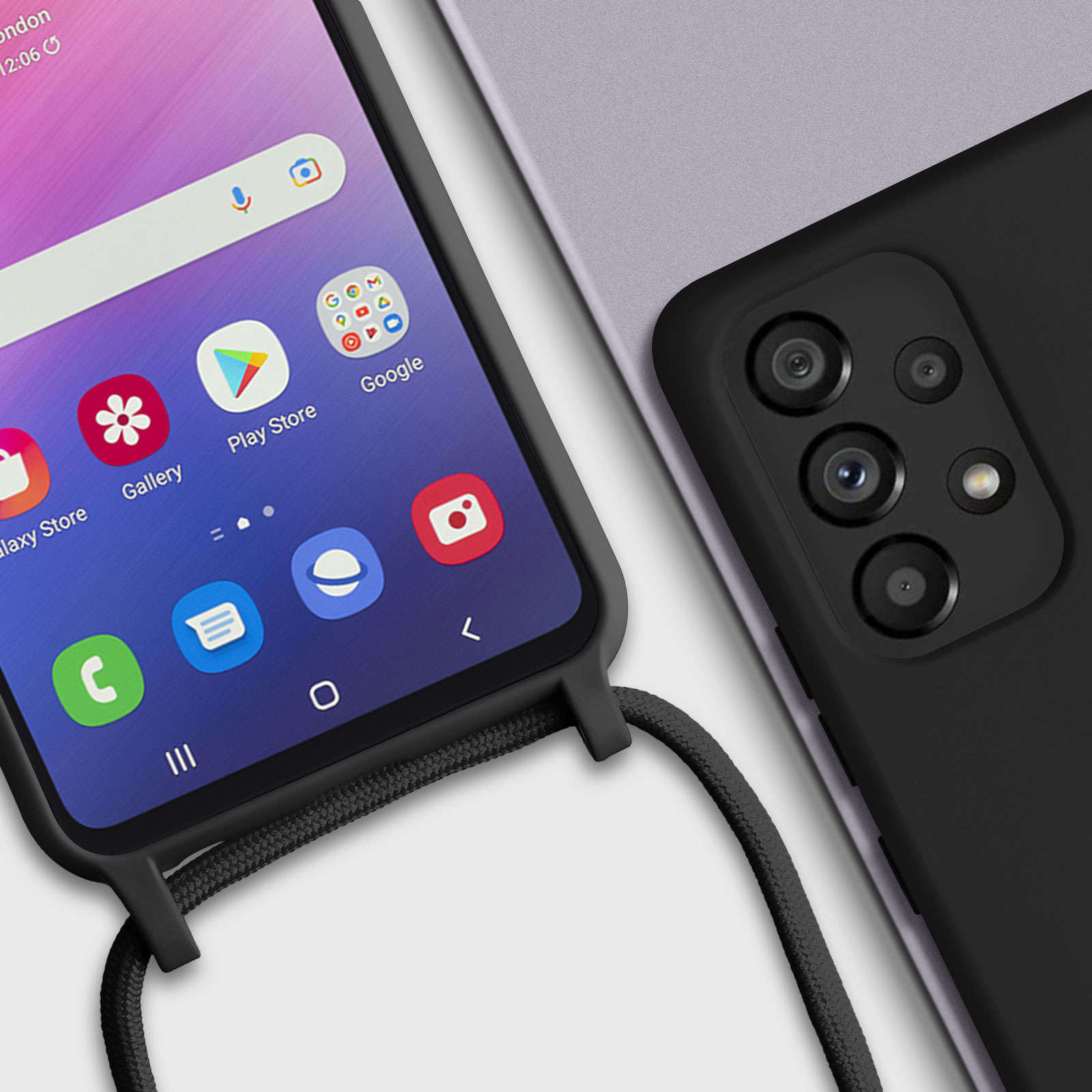 Gros plan sur un téléphone avec une coque noire et une lanière.